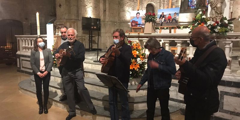 Els Nois de l'Eixida interpreten havaneres en record a Joan Sitges. FOTO: Ferran Mitjà