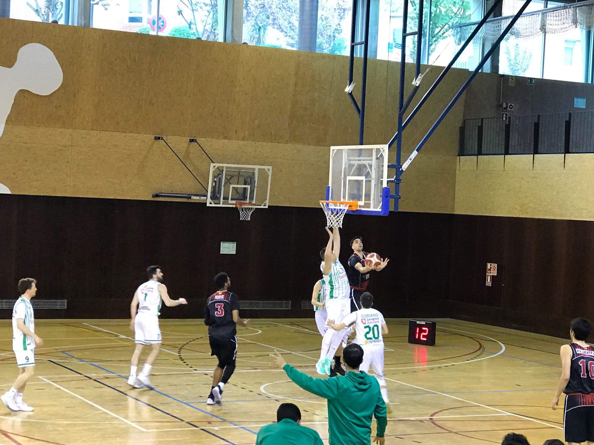 Albert Prior buscant la cistella rival en la victòria clau de la UESC davant del Belsué Seguros El Olivar. FOTO: Nielo Ballart