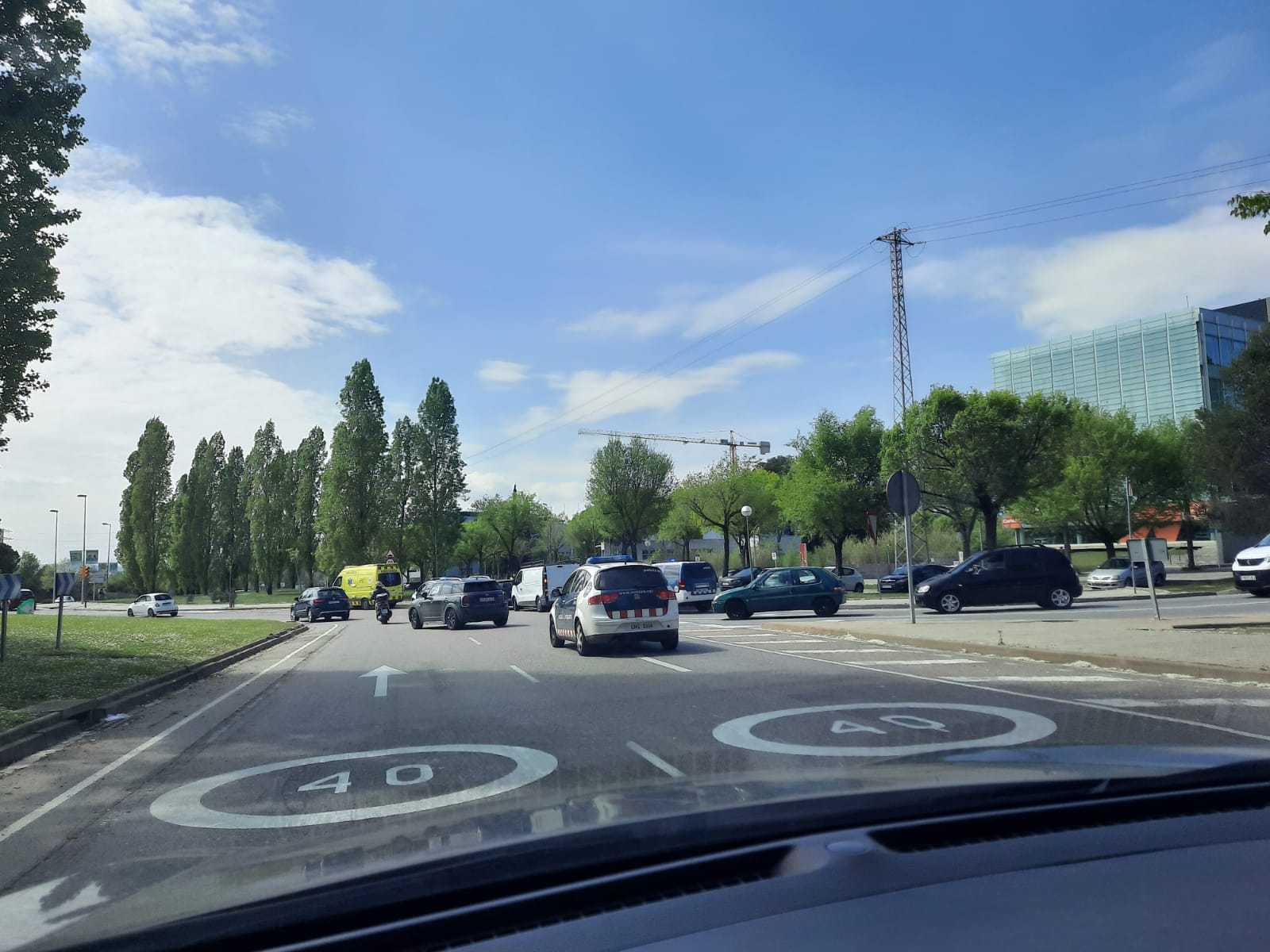 Accident a la rotonda de l'hipòdrom de Sant Cugat. FOTO: TOT Sant Cugat