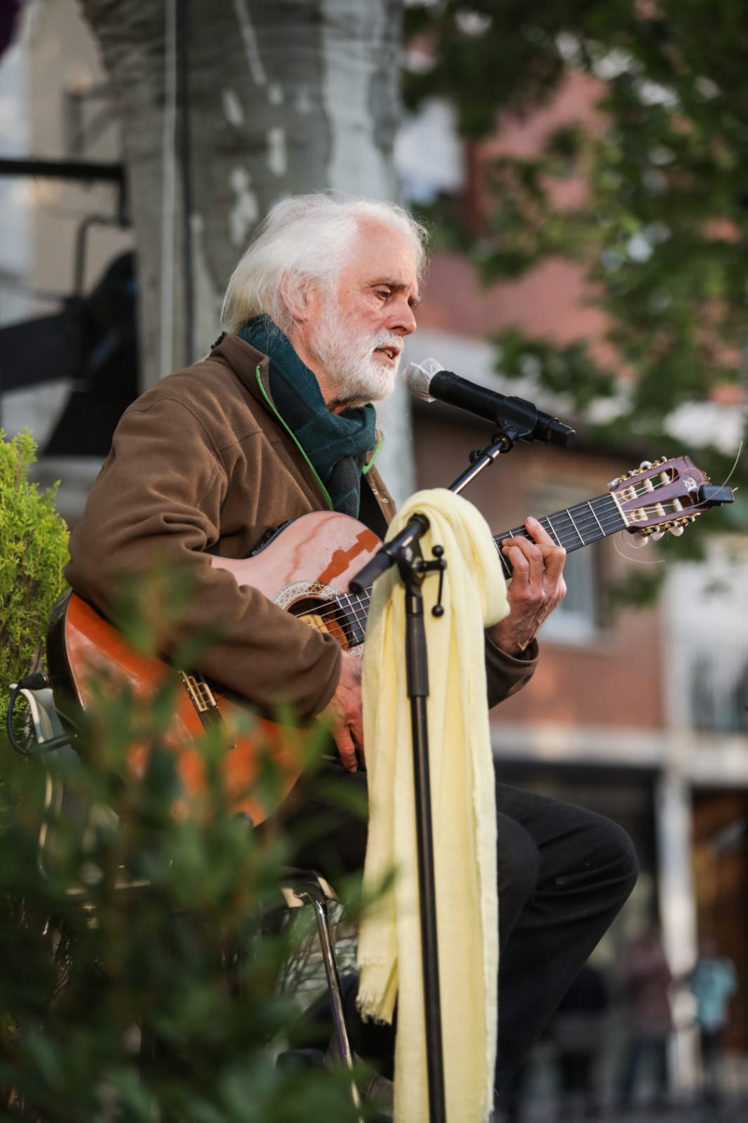 El nét de Roc Codó, Pere Codó, interpretant una peça durant l'acte. FOTO: Lali Puig