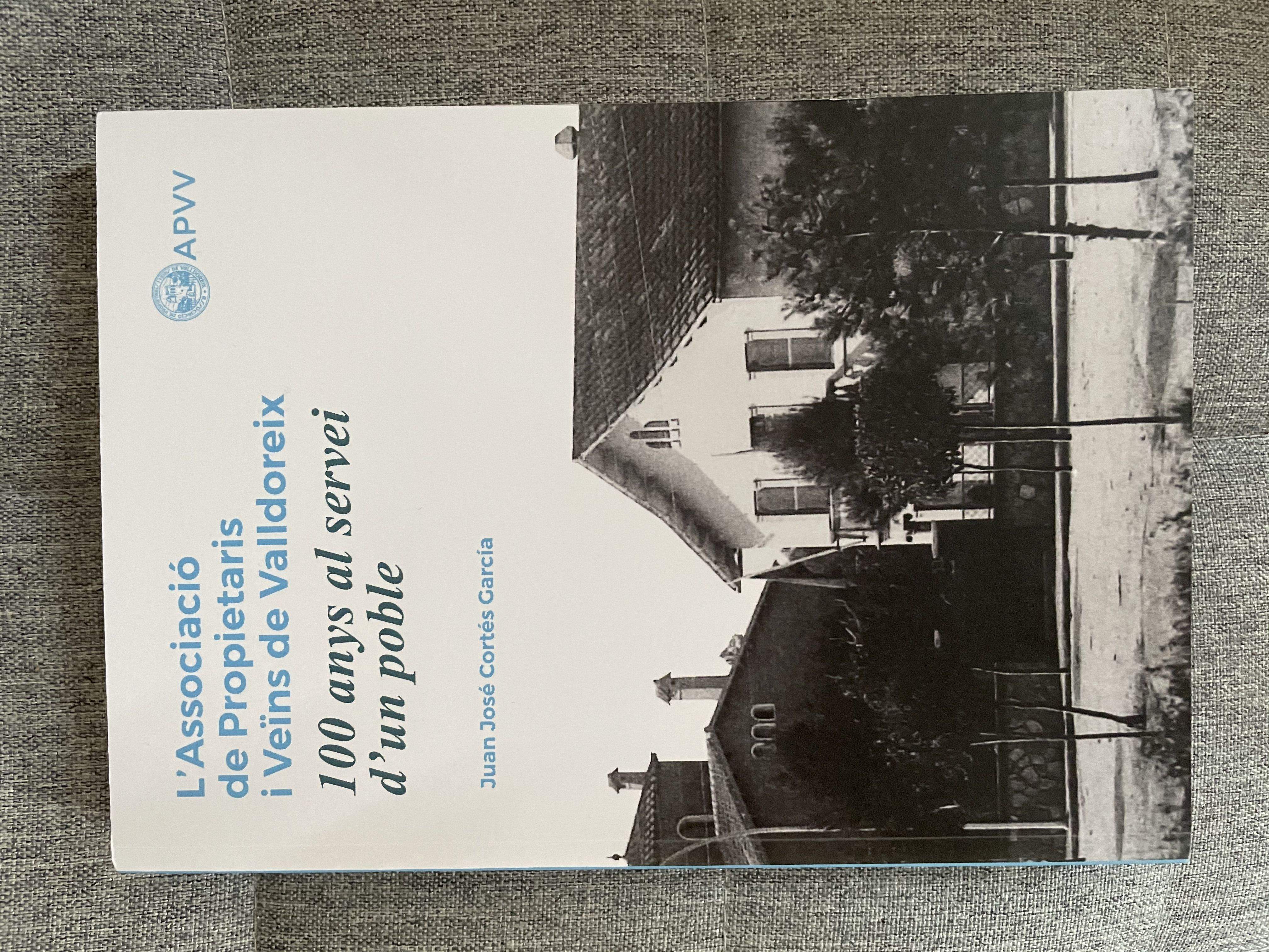 Portada llibre '100 anys al servei d'un poble'. FOTO: Cedida