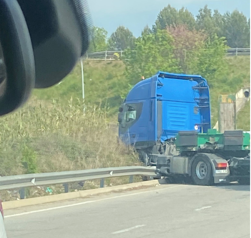 El camió accidentat a la B-30, en el seu pas per Sant Cugat. FOTO: TOT Sant Cugat