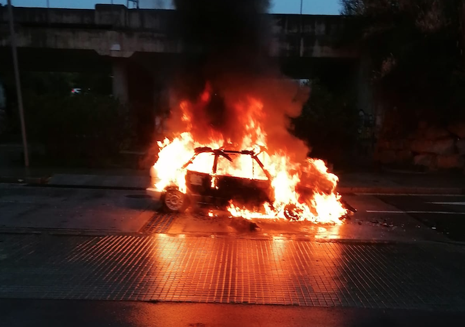El cotxe incendiat davant del Bosc de Volpelleres. FOTO: Cedida