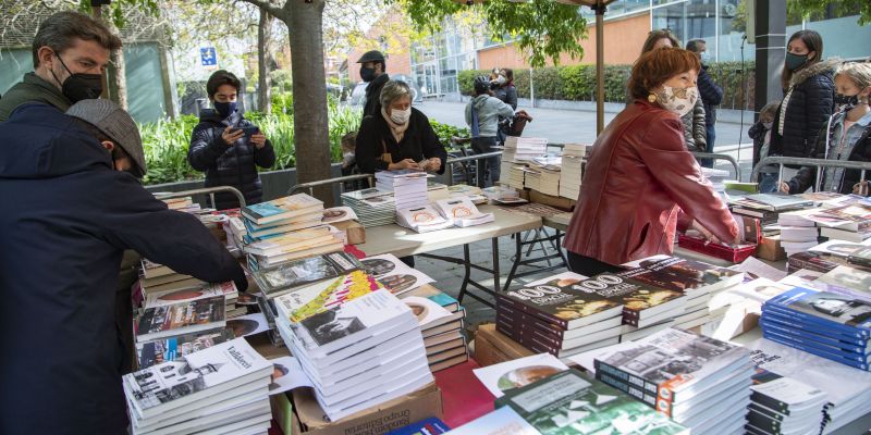 La llibreria Alexandria ha habilitat una paradeta amb tots els llibres dels autors santcugatencs que han participat. FOTO: Àngel Bravo