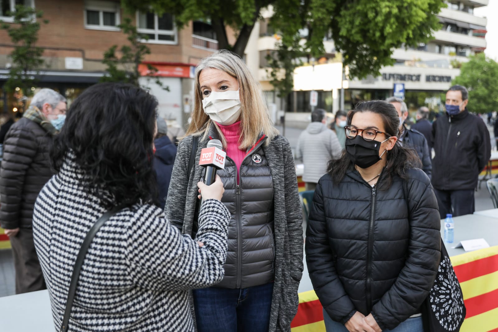 L'alcaldessa Mireia Ingla (centre) i Esther Madrona (dreta), tinent d'alcaldia de Cultura, a la Taula d'Escriptors. FOTO: Lali Puig (Ajuntament)