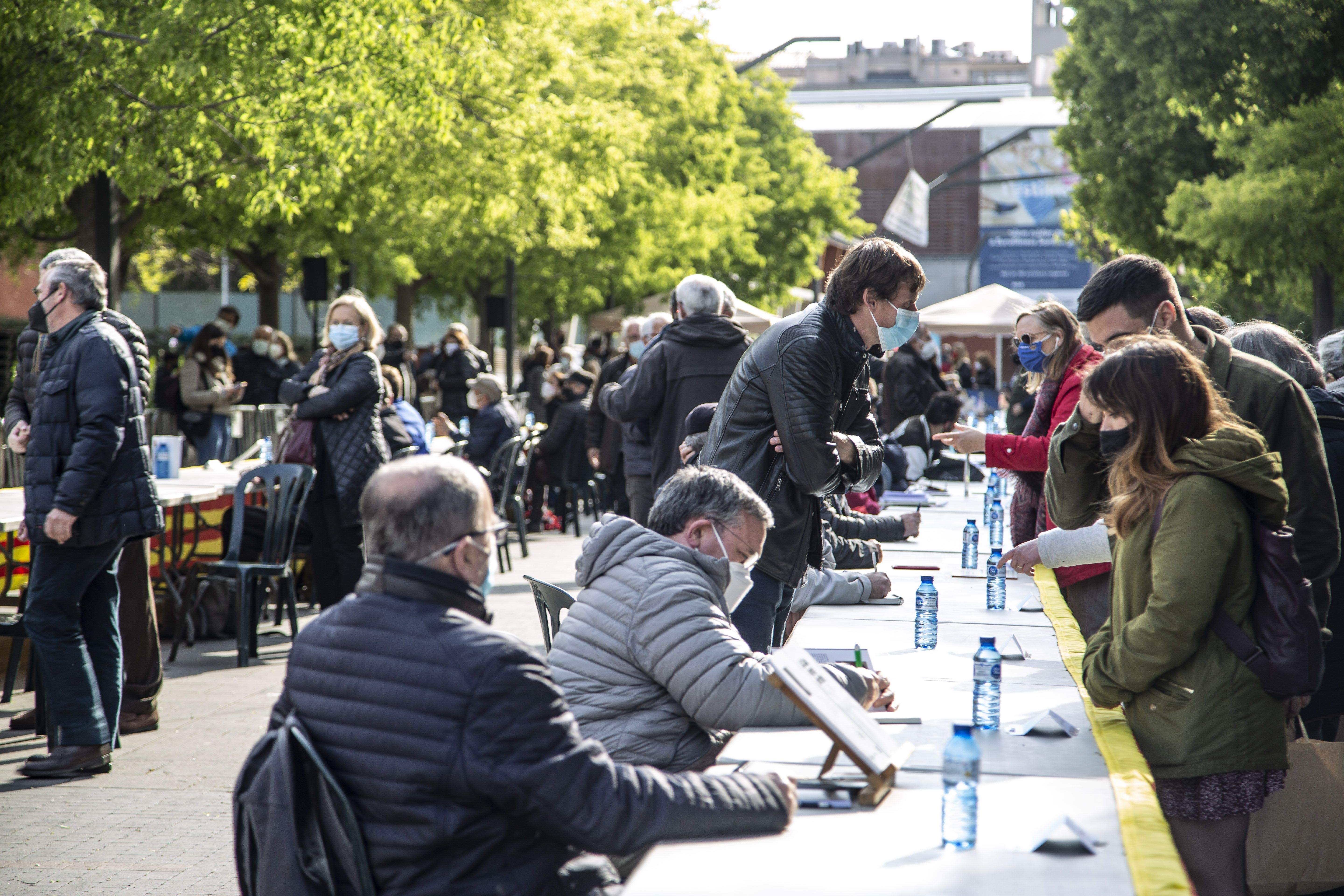Una edició anterior de la Taula d'Escriptors. FOTO: Àngel Bravo