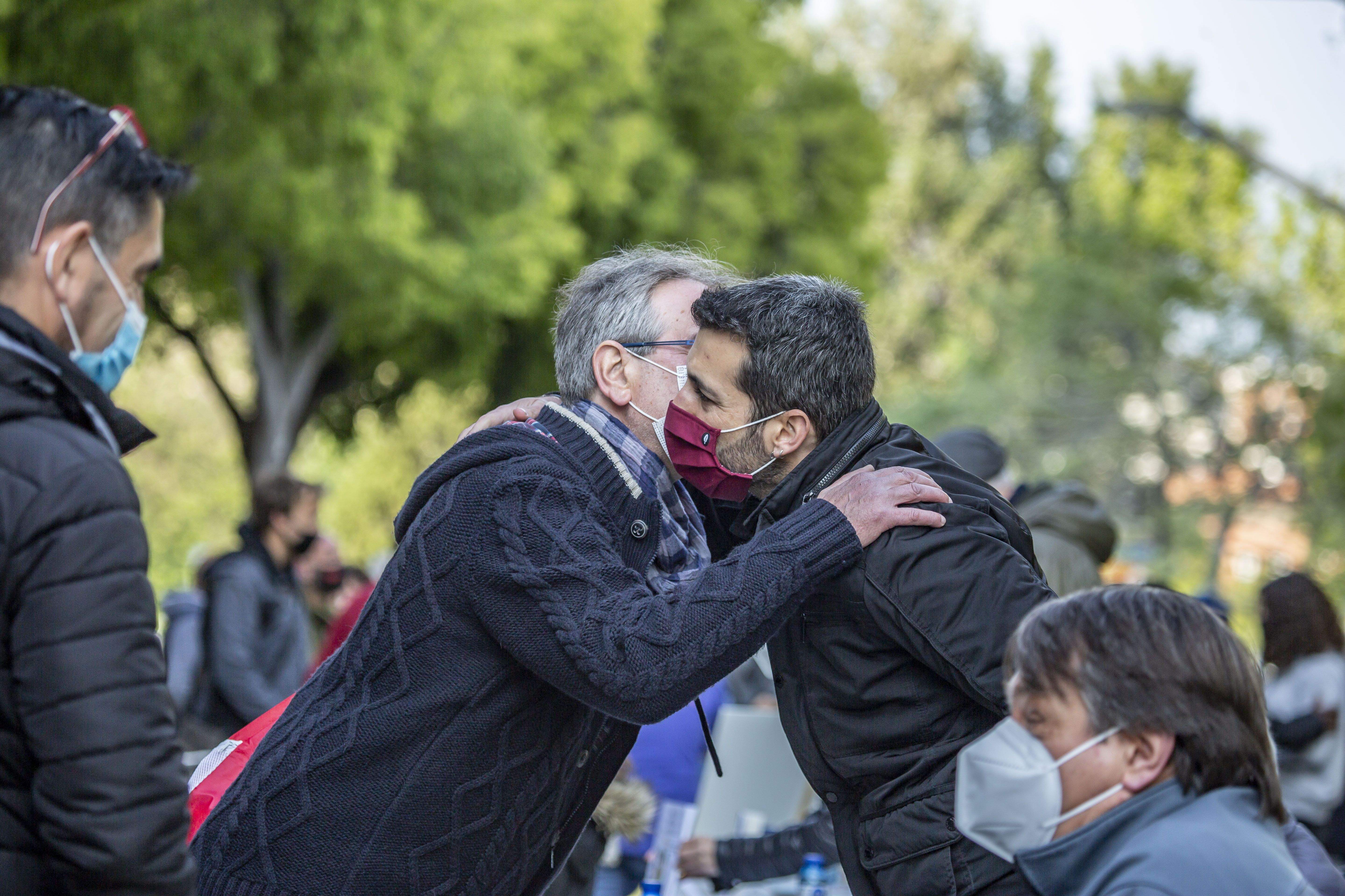 Els assistents han pogut acostar-se a la Taula d'Escriptors per comprar els llibres amb segell santcugatencs. FOTO: Àngel Bravo