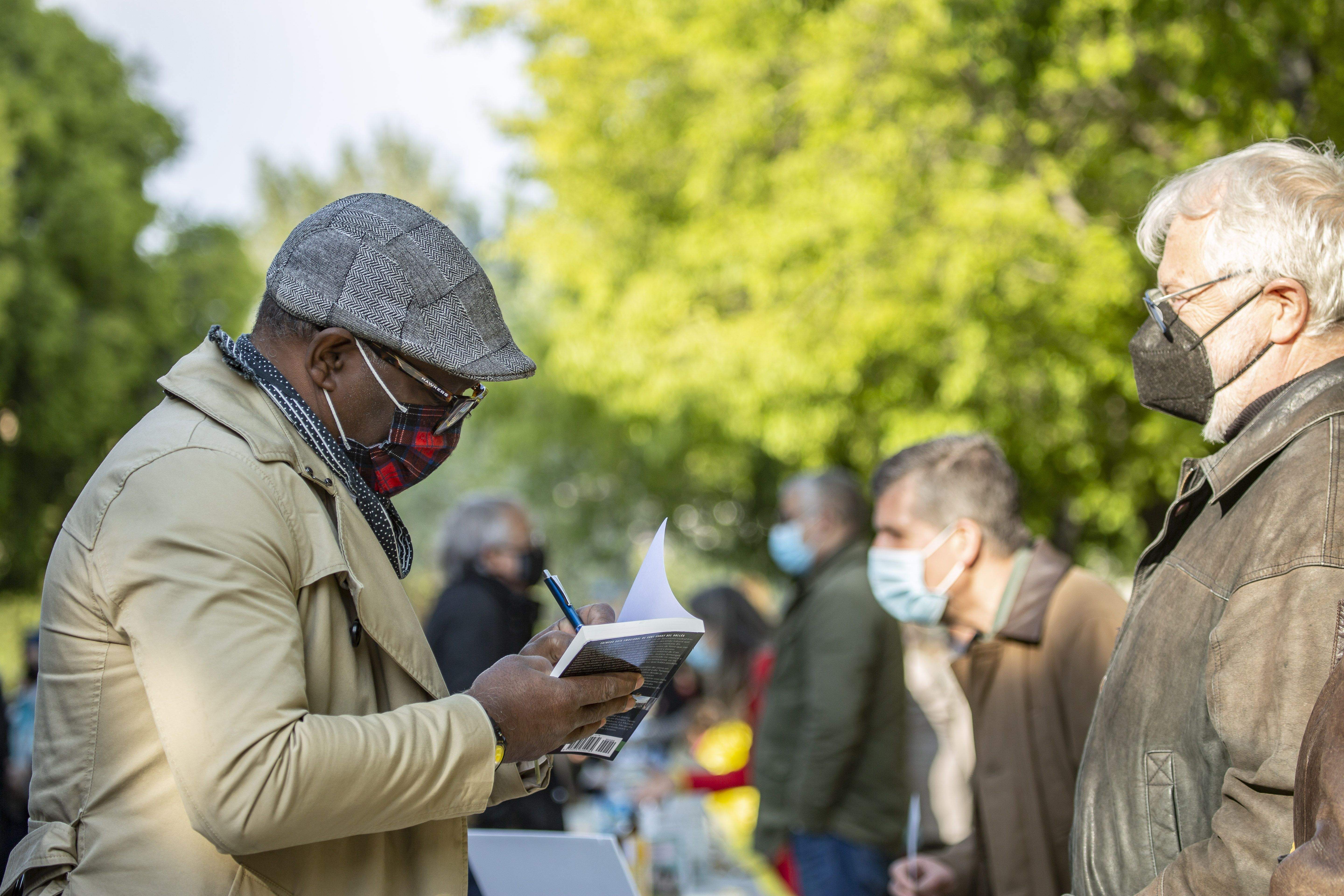 Els assistents han pogut acostar-se a la Taula d'Escriptors per comprar els llibres amb segell santcugatencs. FOTO: Àngel Bravo