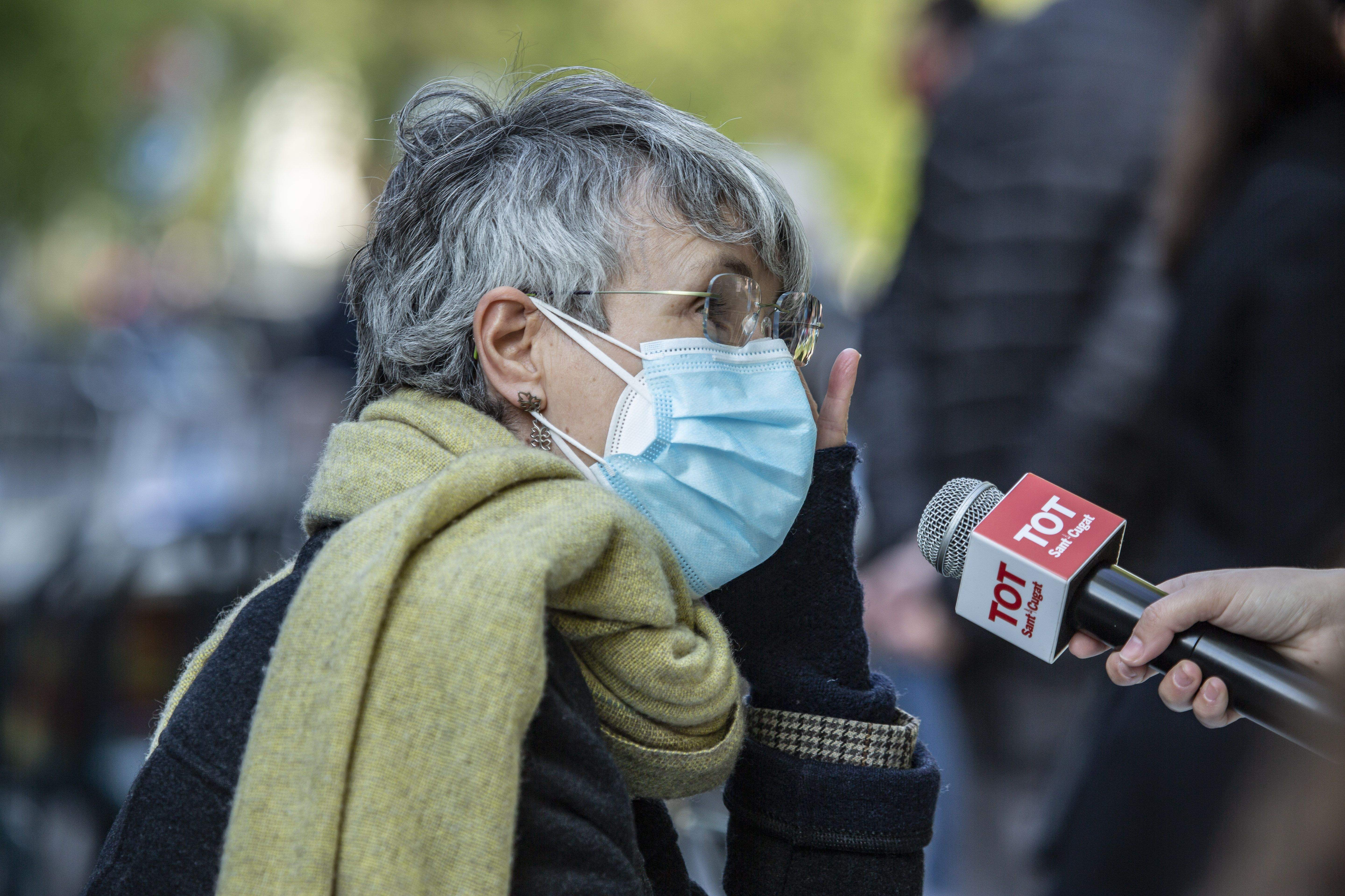 Els assistents han pogut acostar-se a la Taula d'Escriptors per comprar els llibres amb segell santcugatencs. FOTO: Àngel Bravo