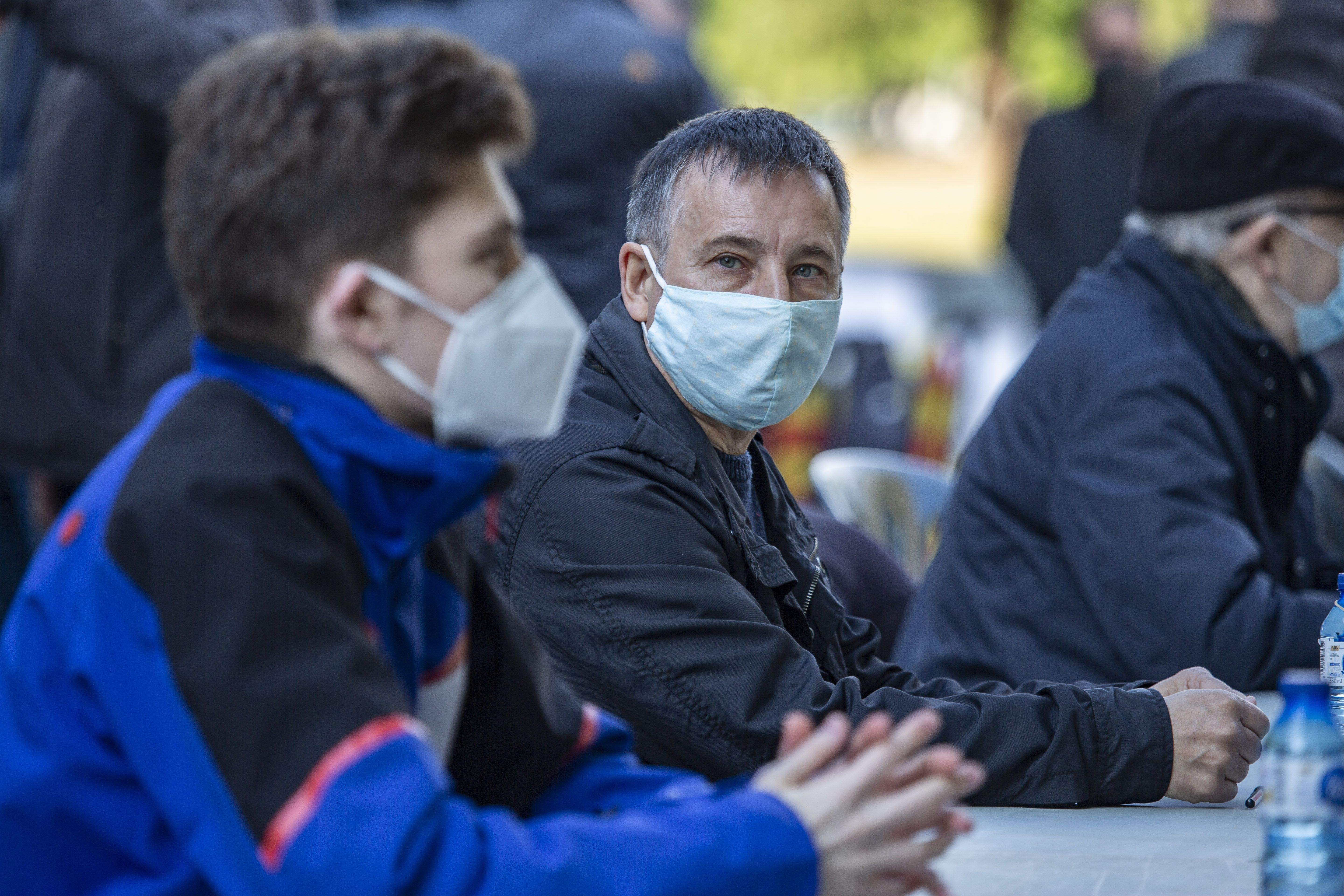 Els assistents han pogut acostar-se a la Taula d'Escriptors per comprar els llibres amb segell santcugatencs. FOTO: Àngel Bravo