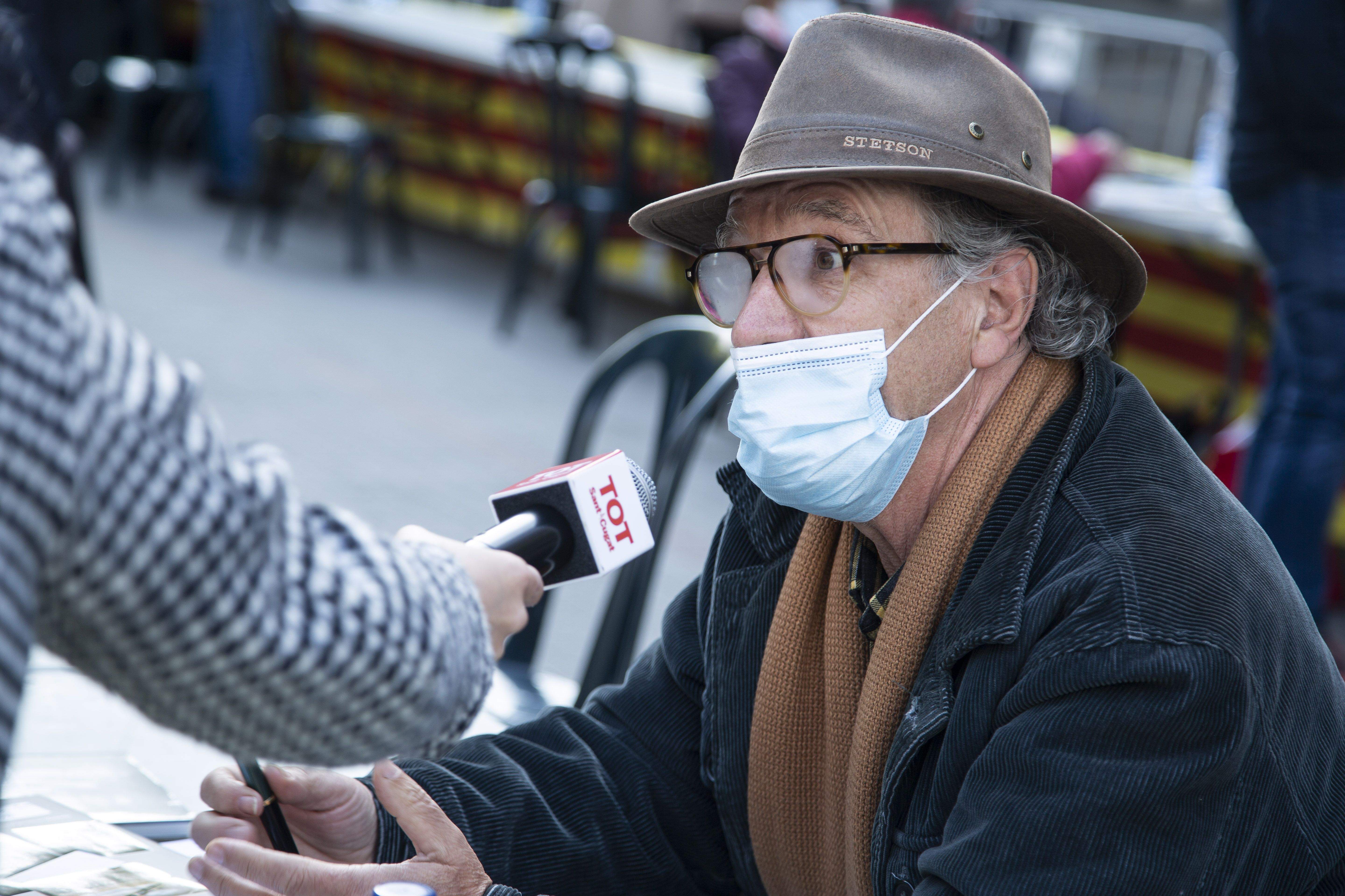 Els assistents han pogut acostar-se a la Taula d'Escriptors per comprar els llibres amb segell santcugatencs. FOTO: Àngel Bravo