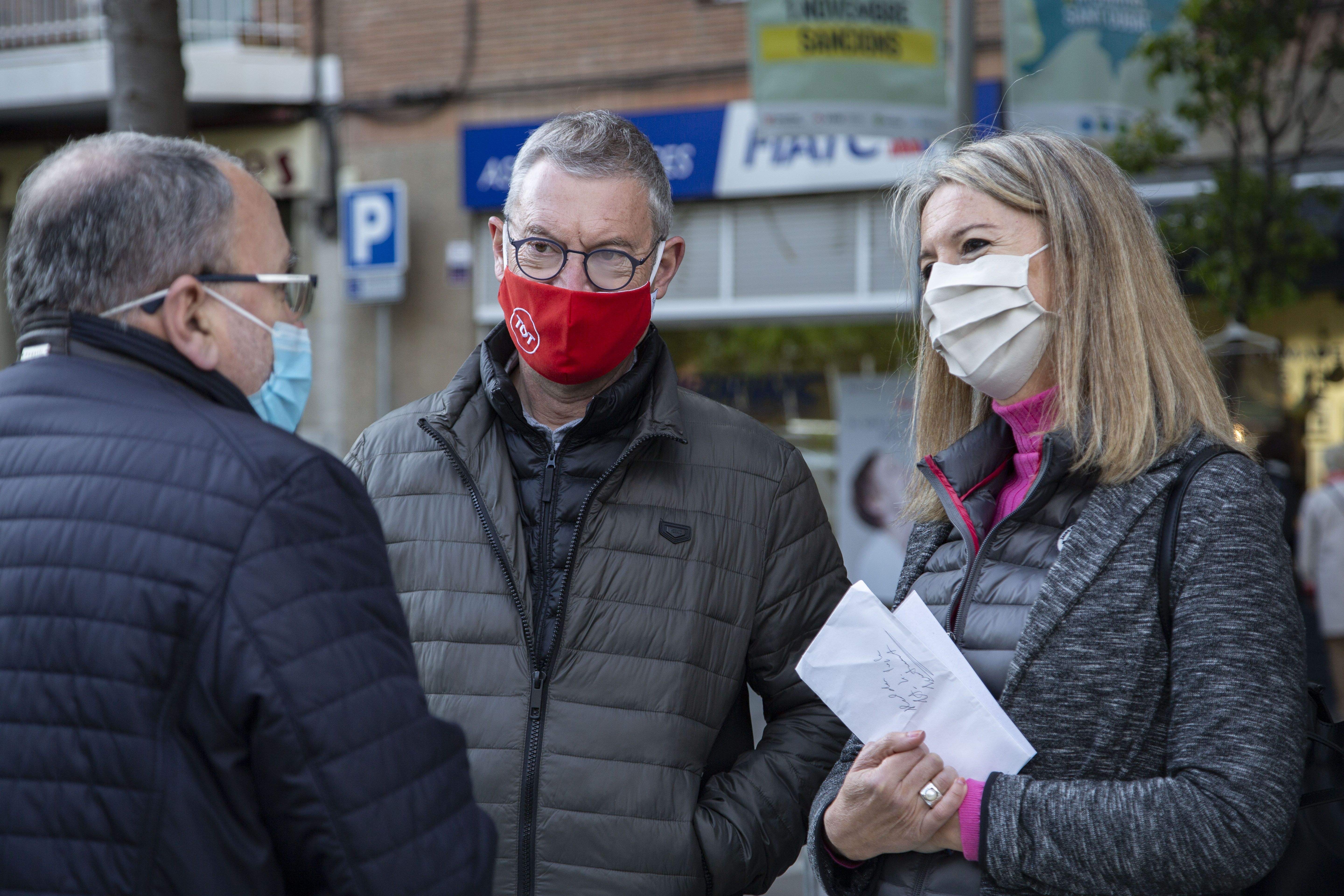 Els assistents han pogut acostar-se a la Taula d'Escriptors per comprar els llibres amb segell santcugatencs. FOTO: Àngel Bravo