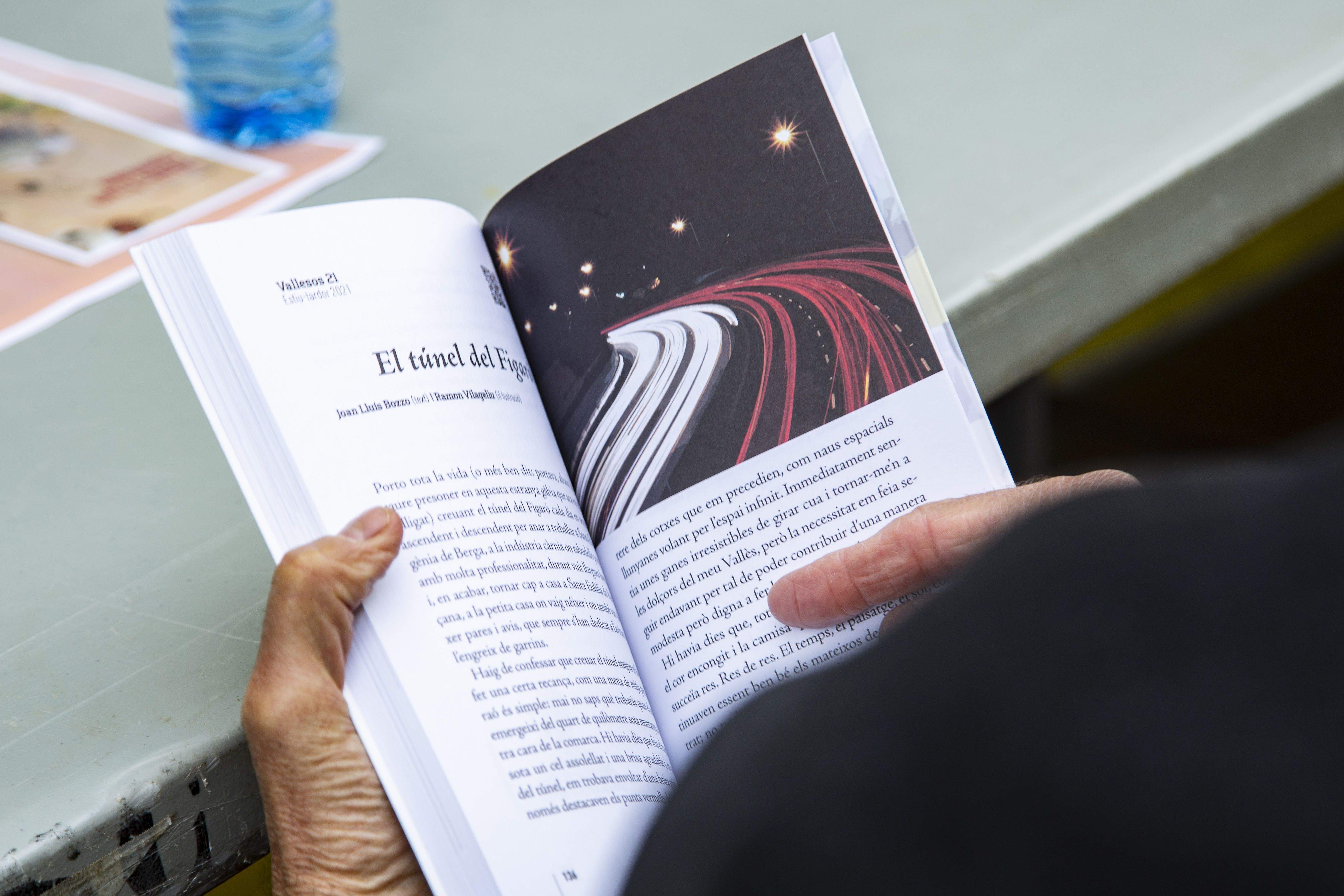 Els assistents han pogut acostar-se a la Taula d'Escriptors per comprar els llibres amb segell santcugatencs. FOTO: Àngel Bravo