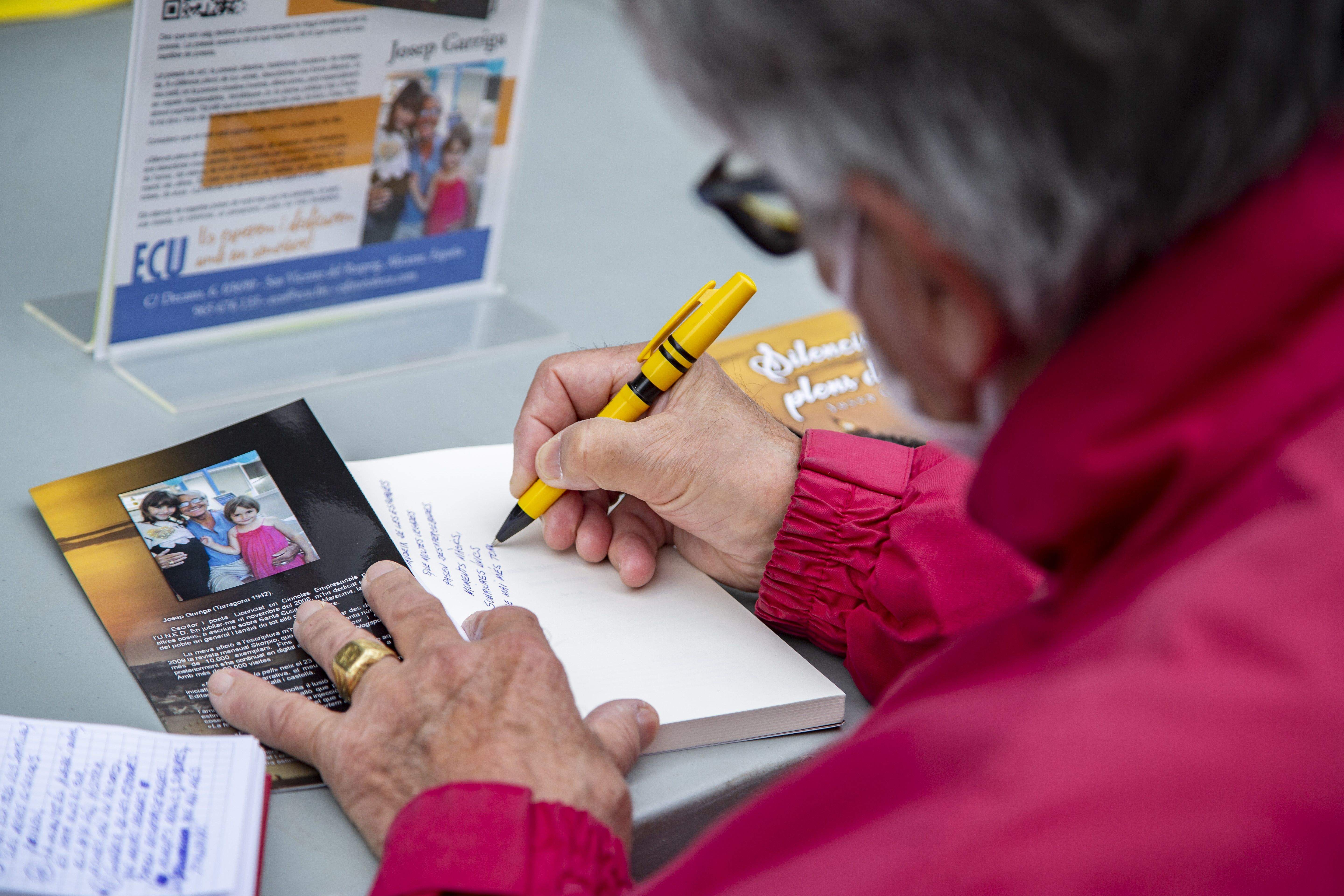 Els assistents han pogut acostar-se a la Taula d'Escriptors per comprar els llibres amb segell santcugatencs. FOTO: Àngel Bravo