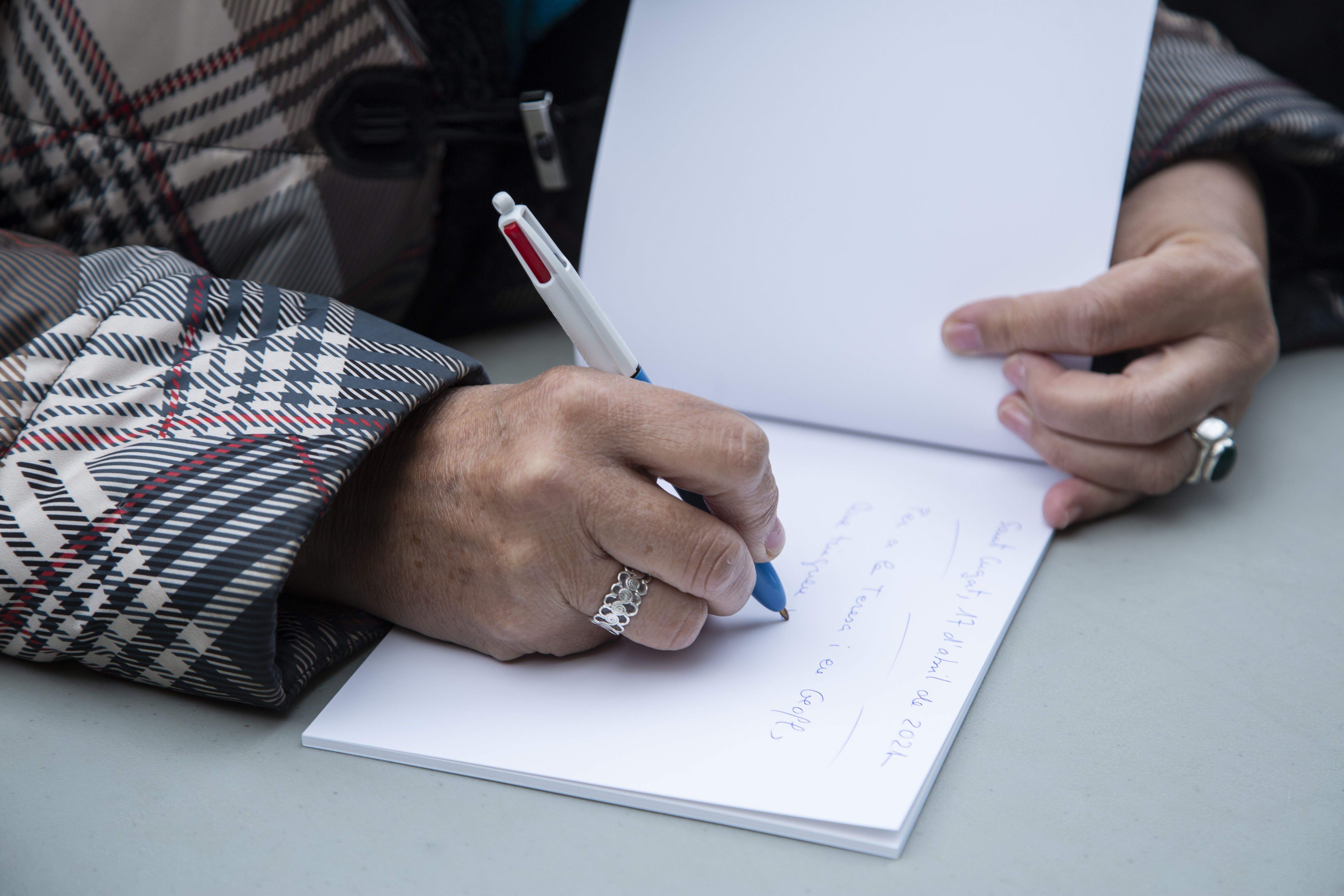 Els assistents han pogut acostar-se a la Taula d'Escriptors per comprar els llibres amb segell santcugatencs. FOTO: Àngel Bravo