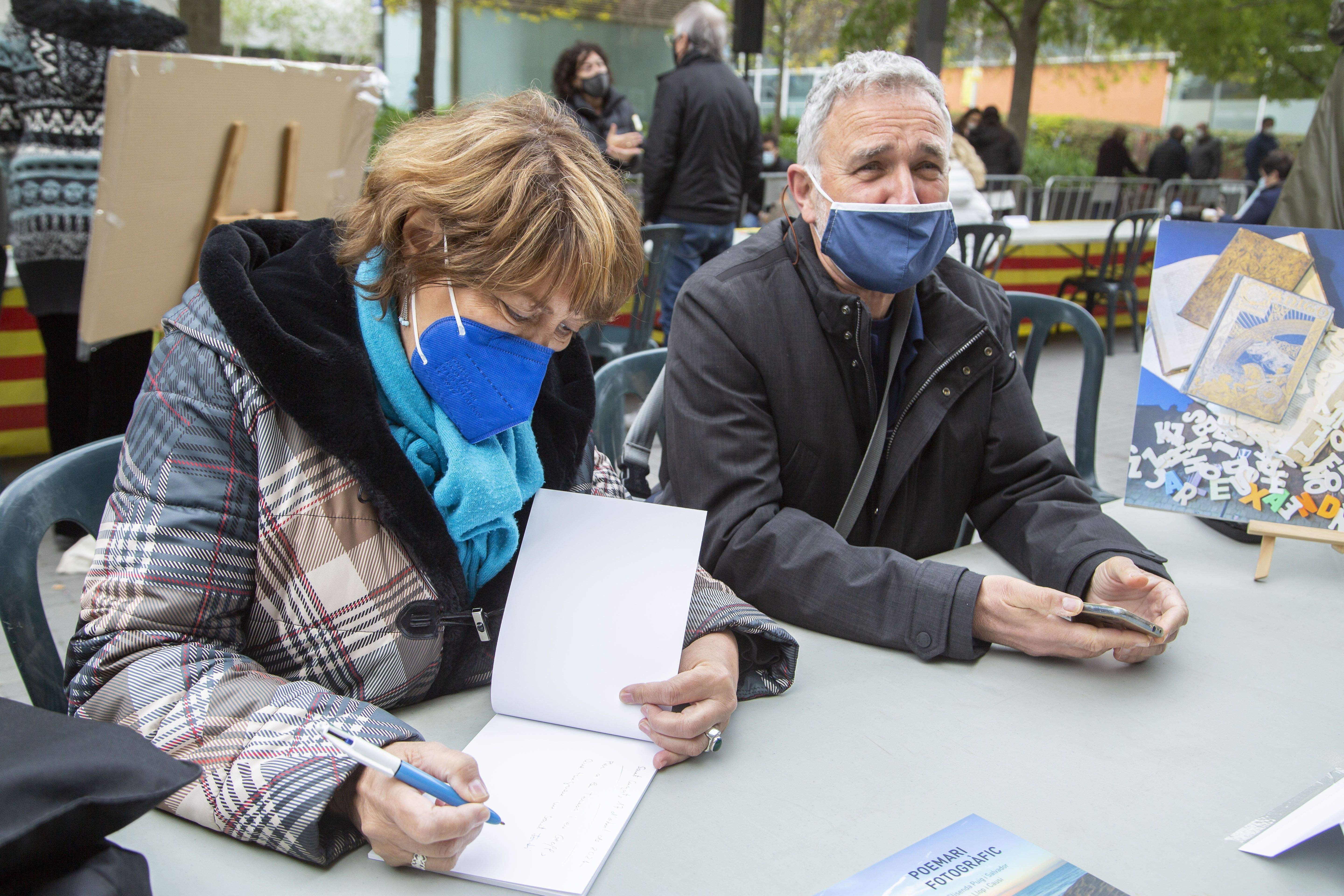 Els assistents han pogut acostar-se a la Taula d'Escriptors per comprar els llibres amb segell santcugatencs. FOTO: Àngel Bravo
