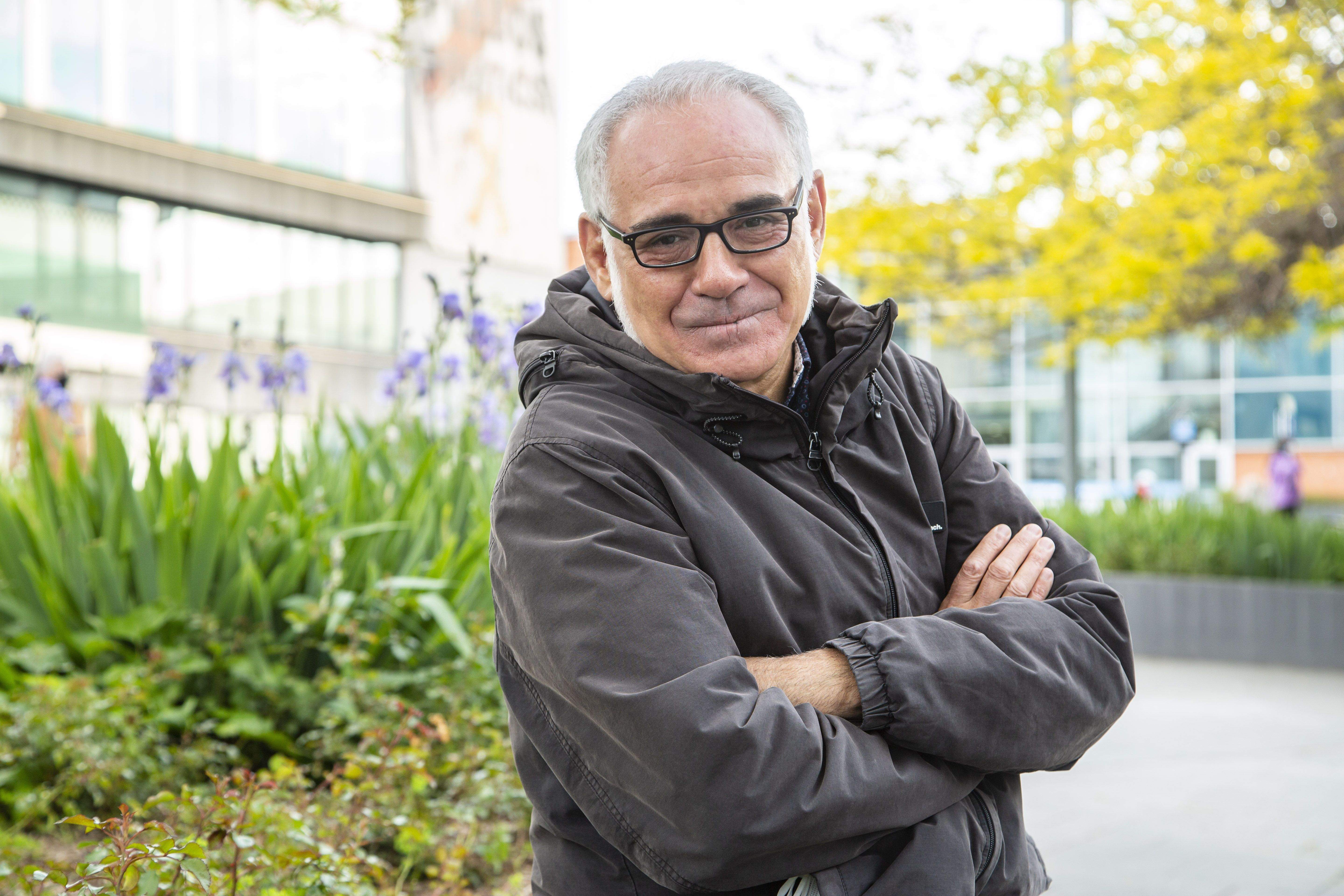 Els assistents han pogut acostar-se a la Taula d'Escriptors per comprar els llibres amb segell santcugatencs. FOTO: Àngel Bravo