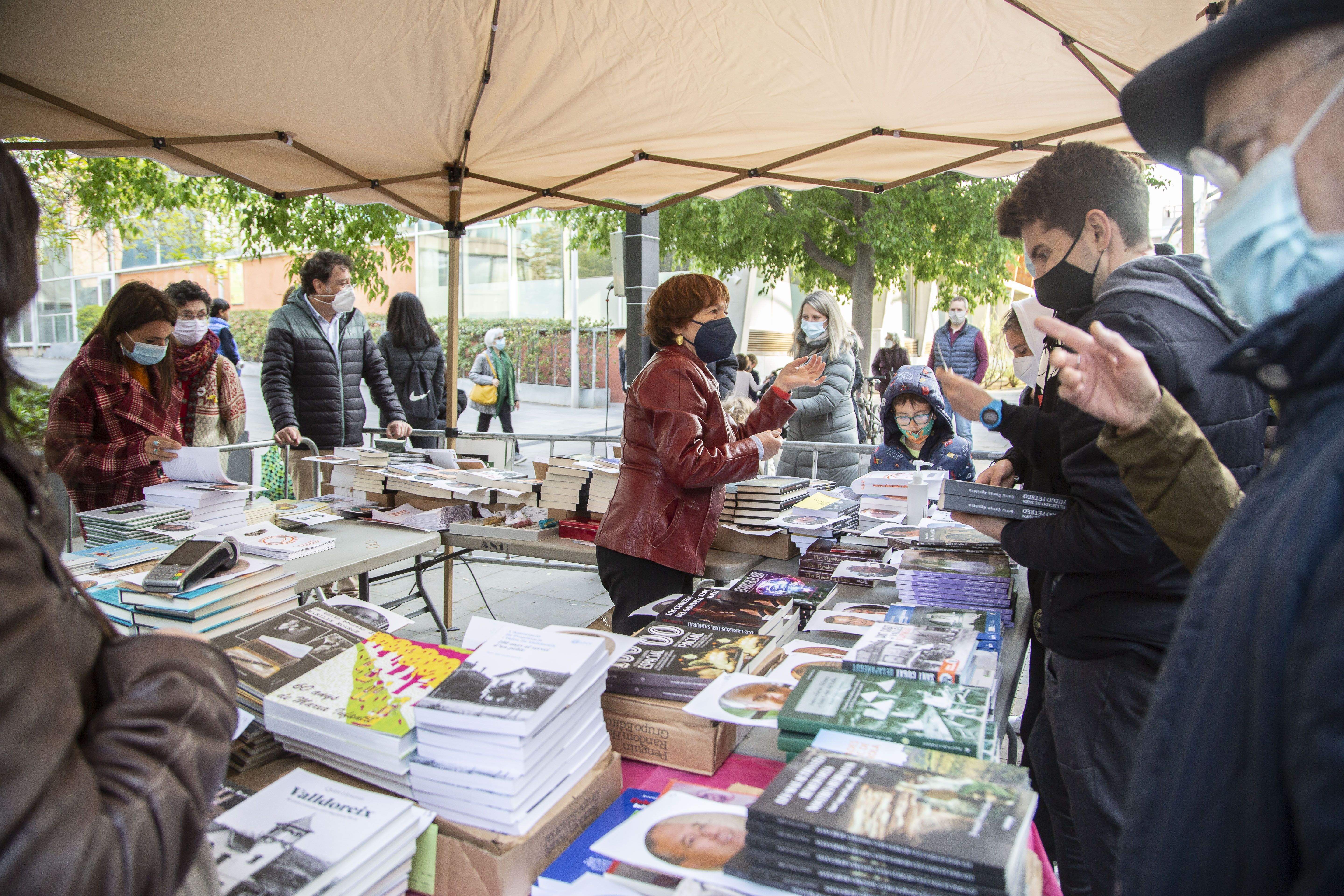 Els autors de la 8a Taula d'Escriptors han signat les seves obres. FOTO: Àngel Bravo