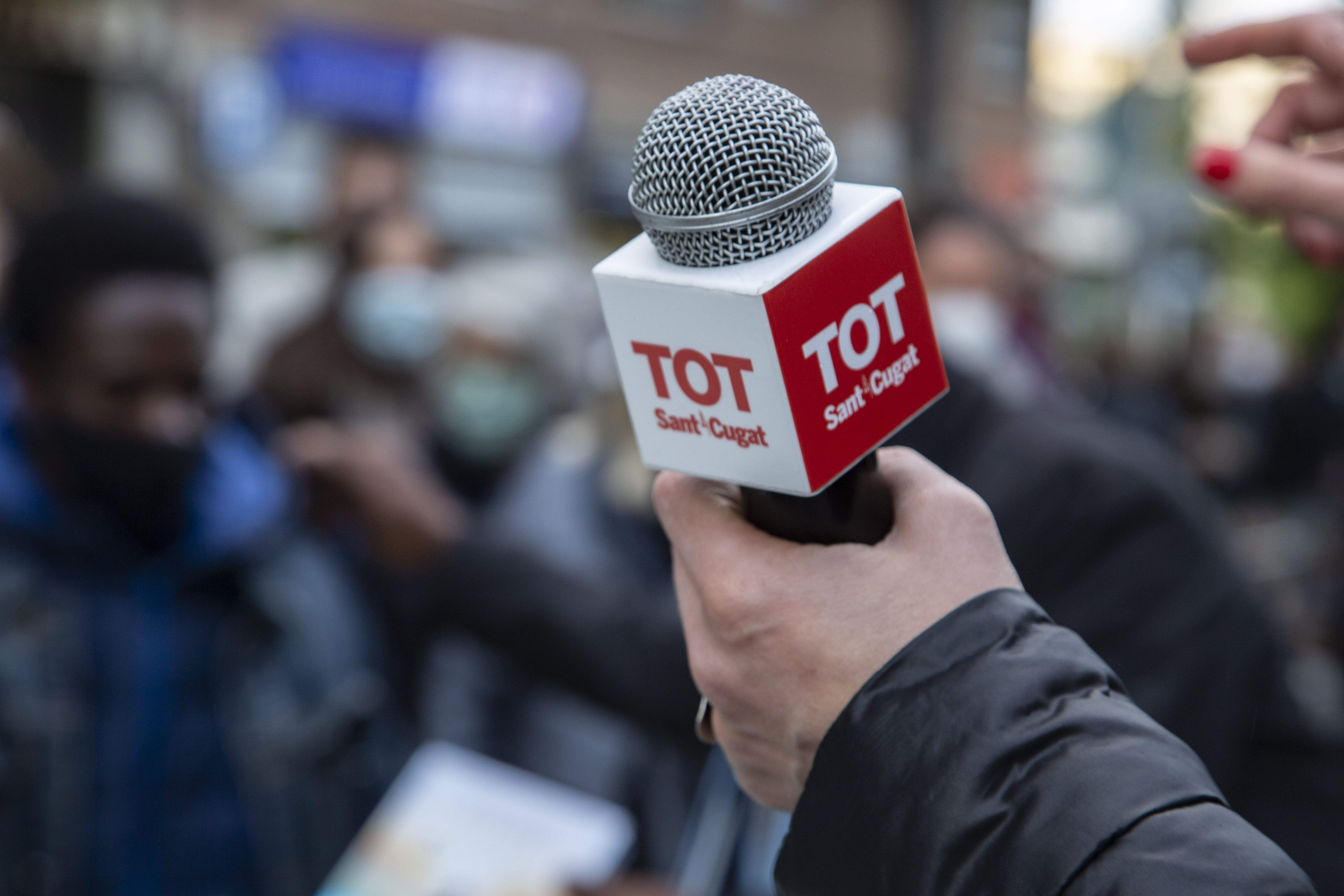 Els autors de la 8a Taula d'Escriptors han signat les seves obres. FOTO: Àngel Bravo