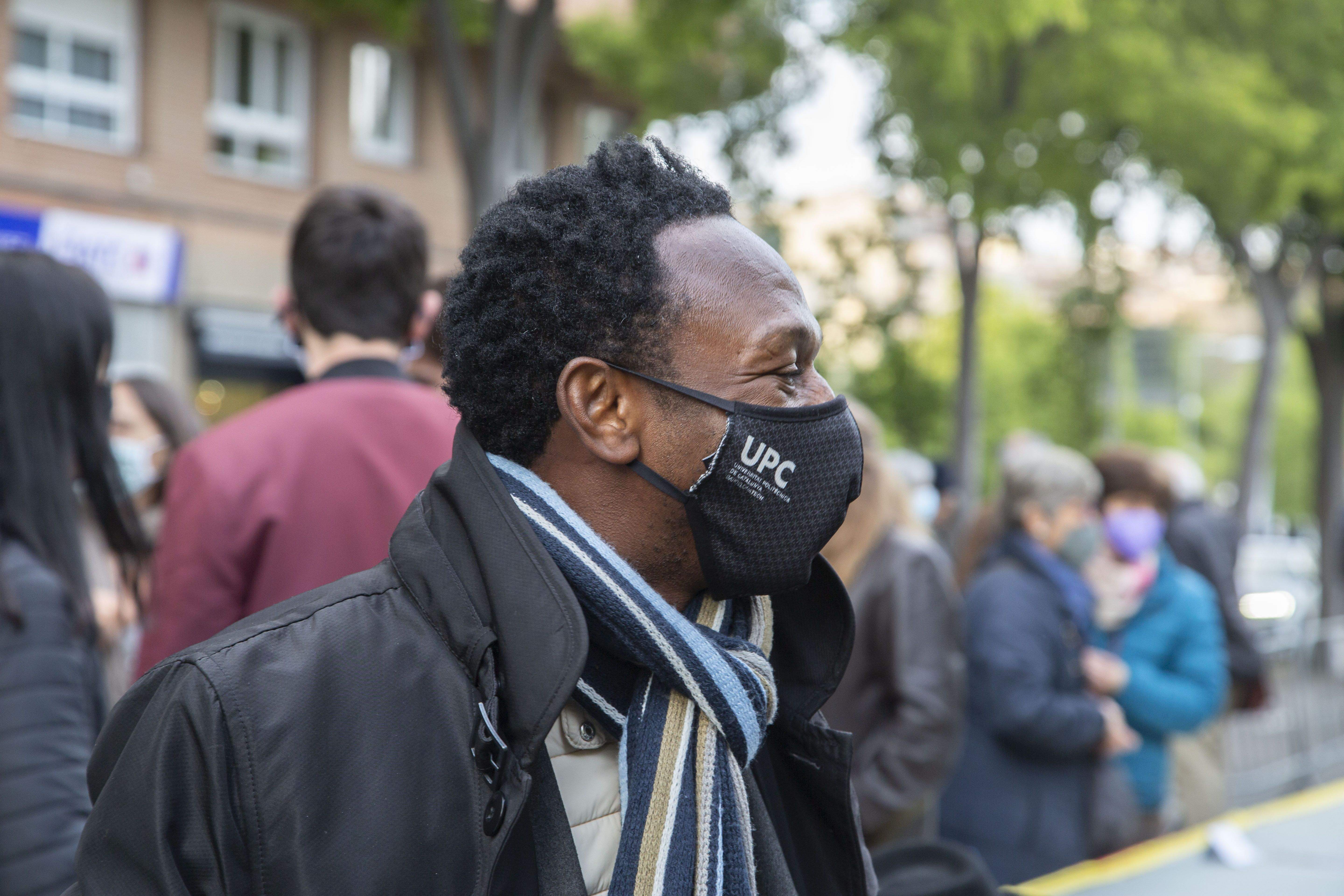 Els autors de la 8a Taula d'Escriptors han signat les seves obres. FOTO: Àngel Bravo