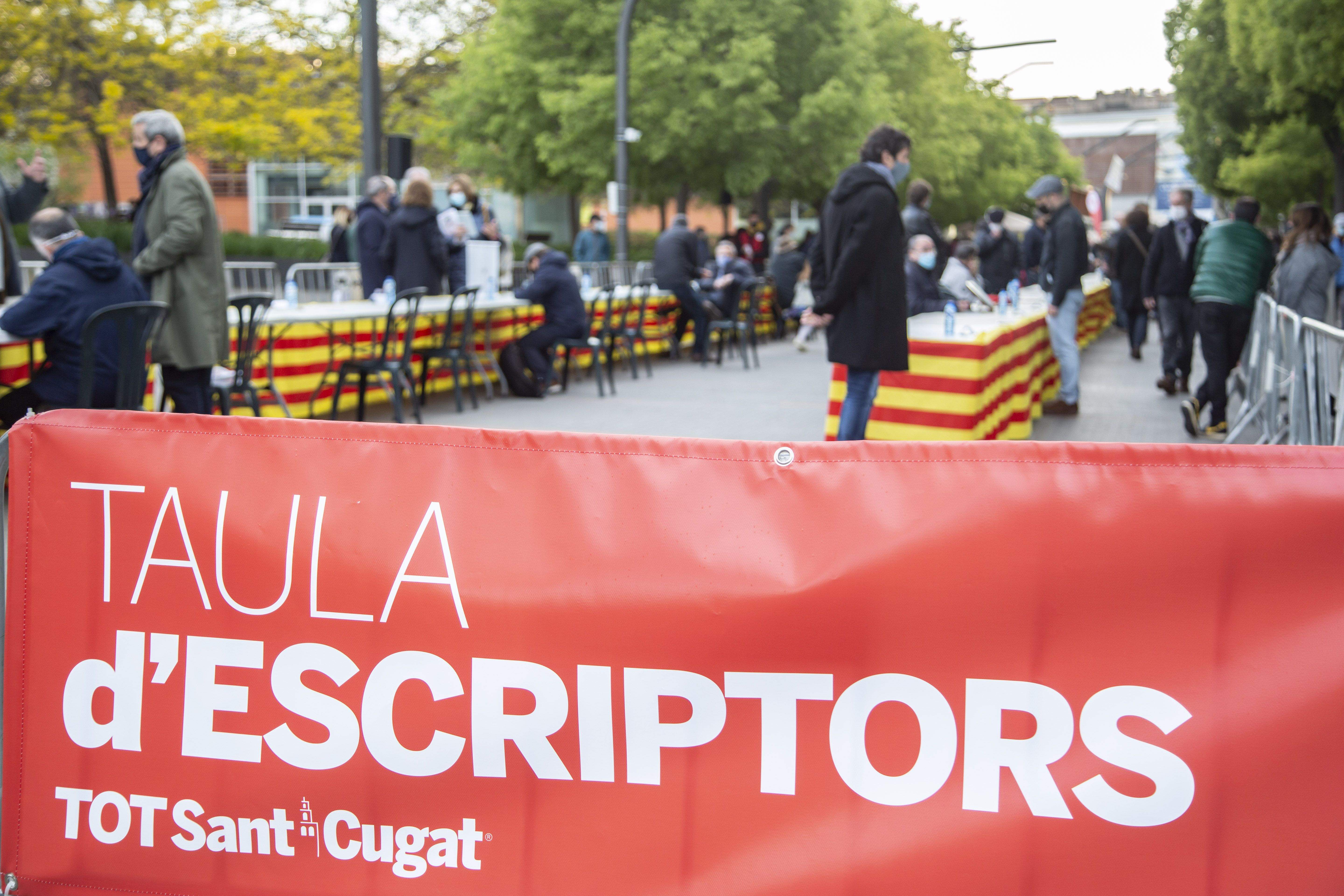 Imatge de la 8a Taula d'Escriptors a la rambla del Celler. FOTO: Àngel Bravo