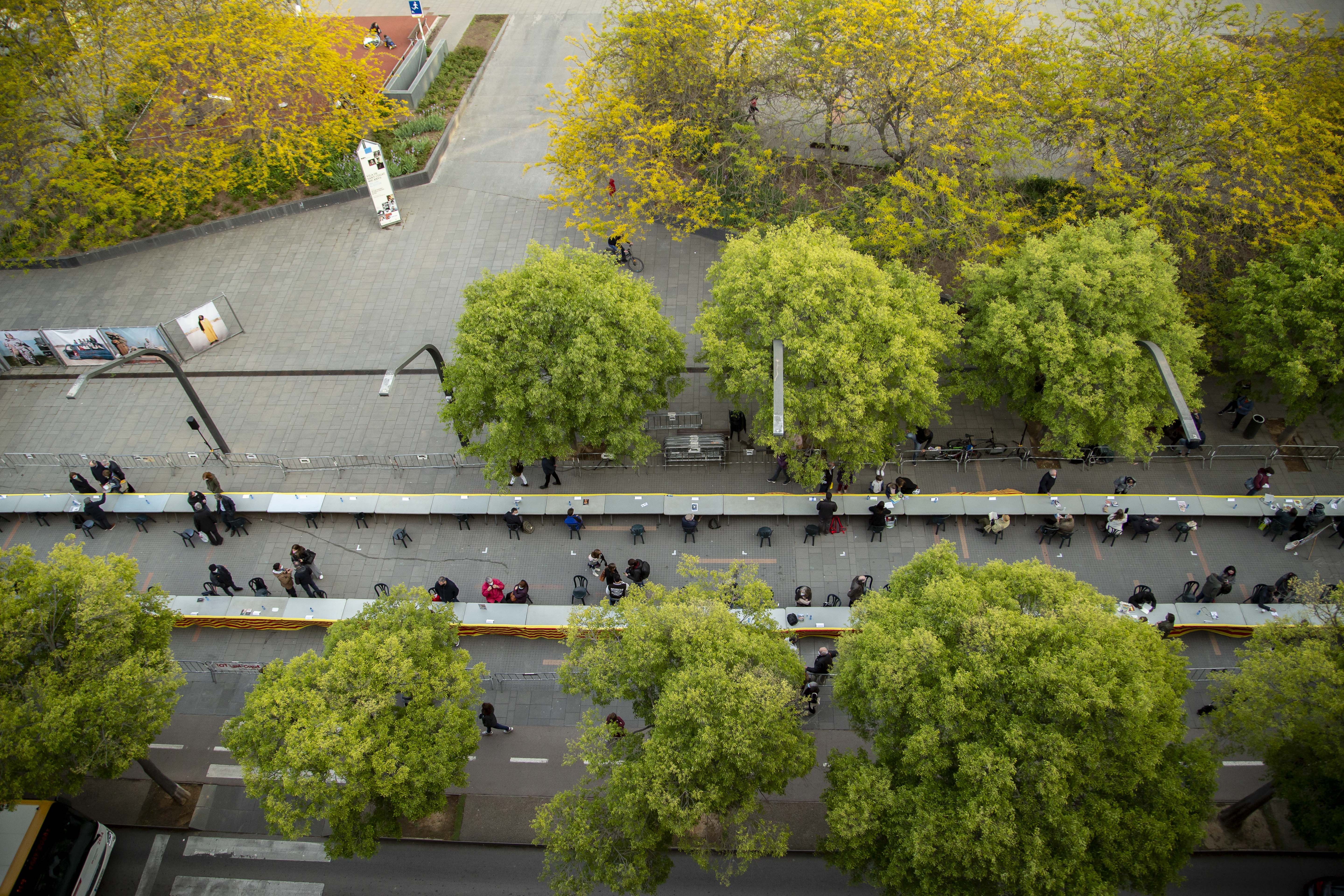 Els autors de la 8a Taula d'Escriptors han signat les seves obres. FOTO: Àngel Bravo