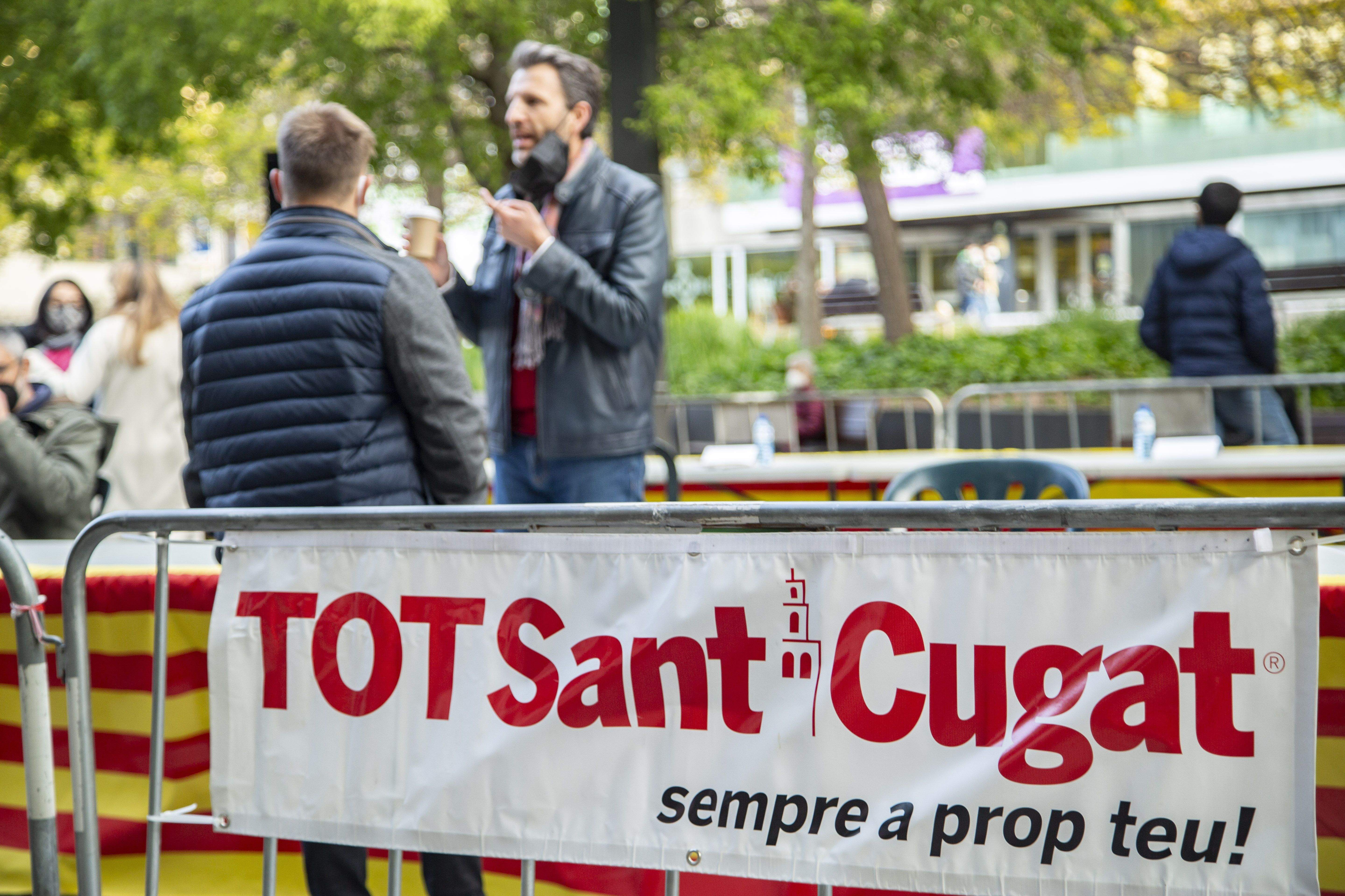 Els autors de la 8a Taula d'Escriptors han signat les seves obres. FOTO: Àngel Bravo