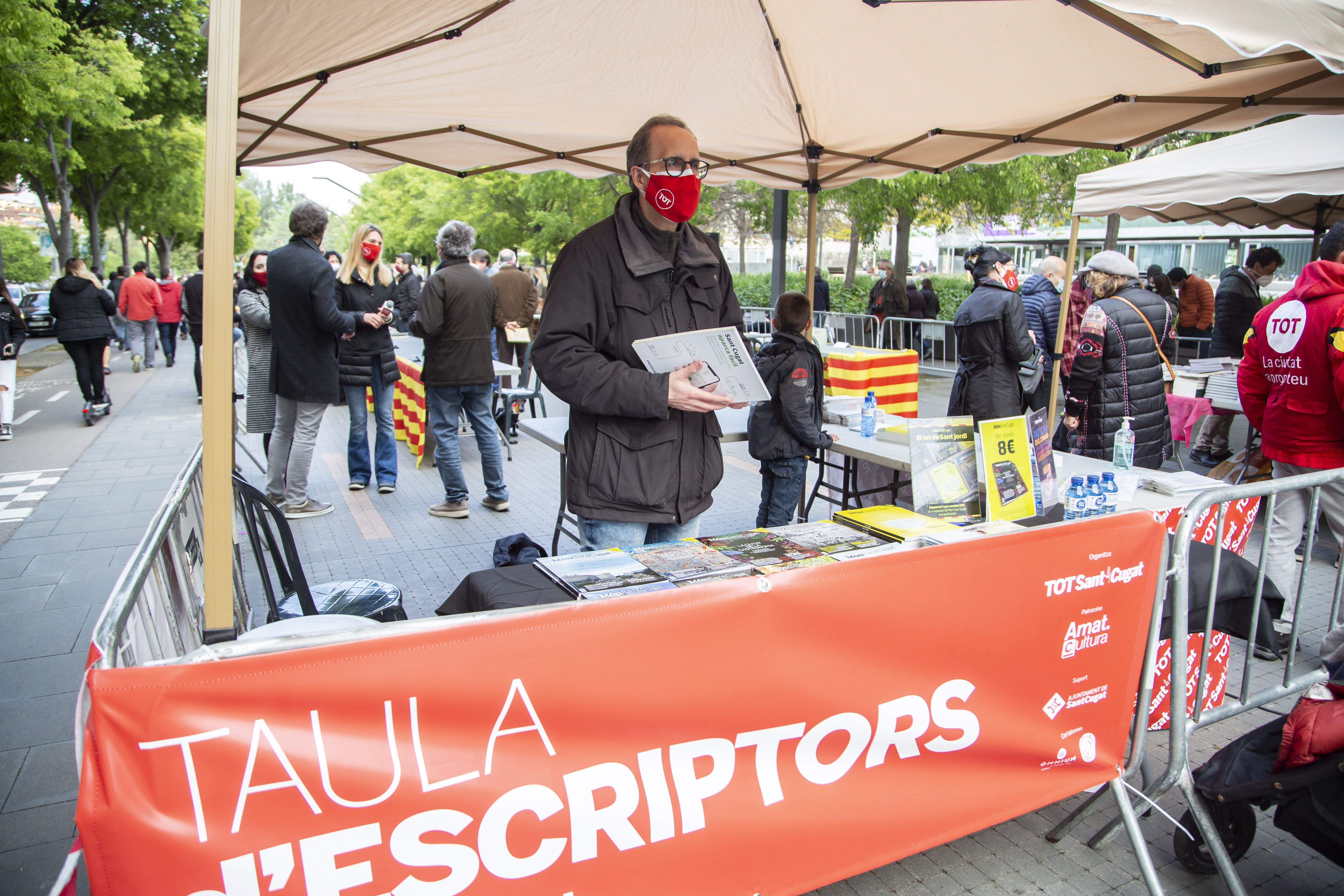 Els autors de la 8a Taula d'Escriptors han signat les seves obres. FOTO: Àngel Bravo