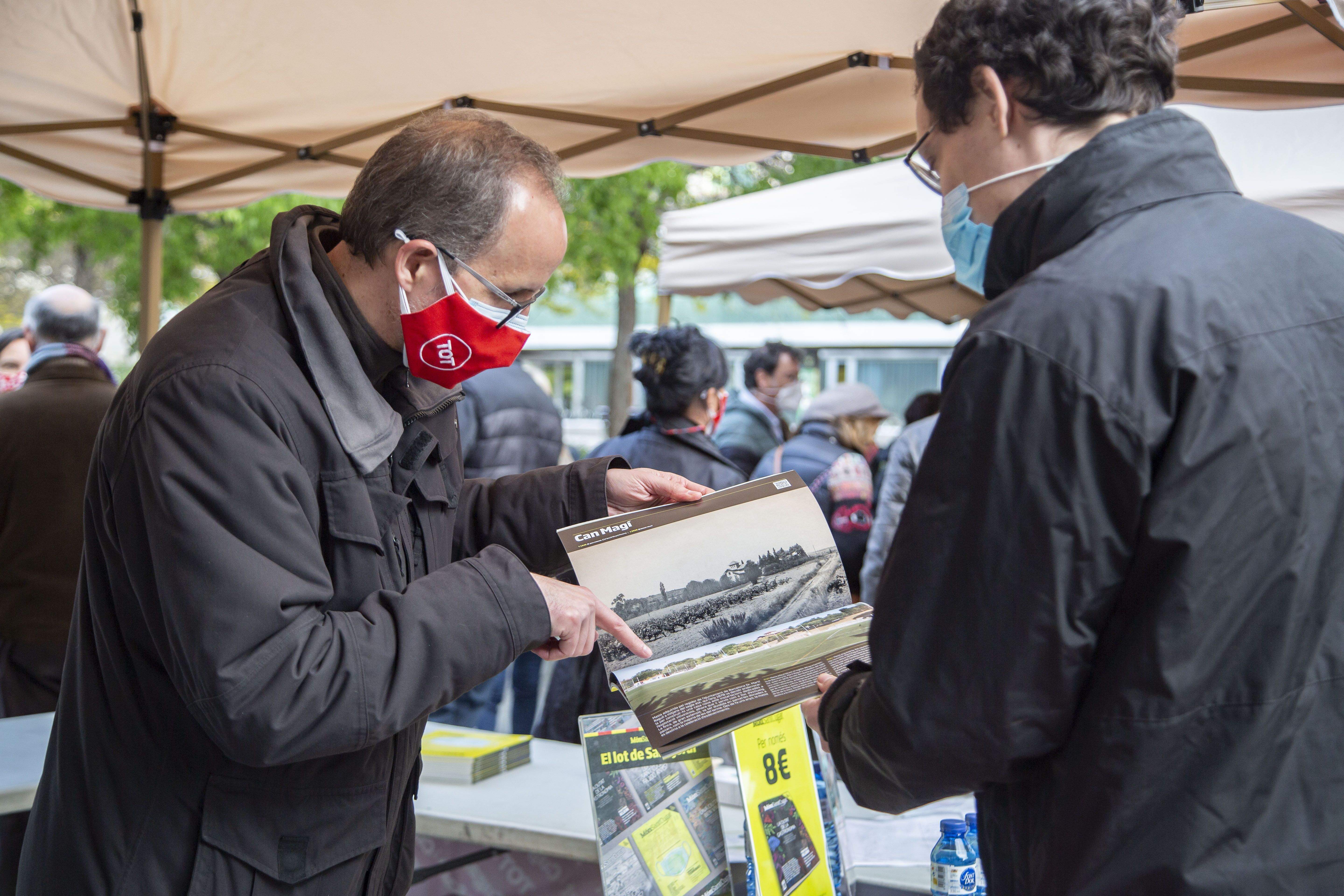 Els autors de la 8a Taula d'Escriptors han signat les seves obres. FOTO: Àngel Bravo