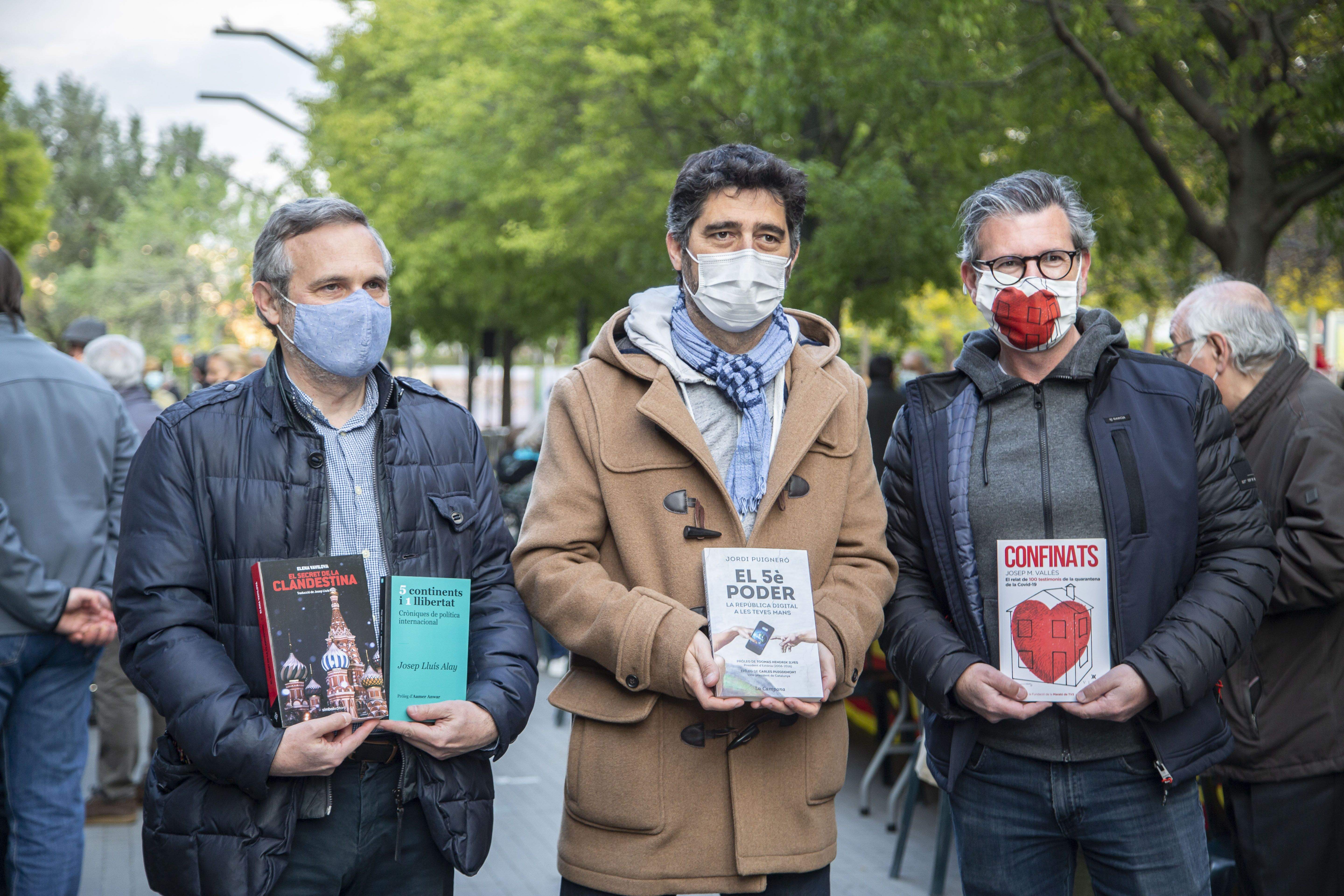 Els autors de la 8a Taula d'Escriptors han signat les seves obres. FOTO: Àngel Bravo