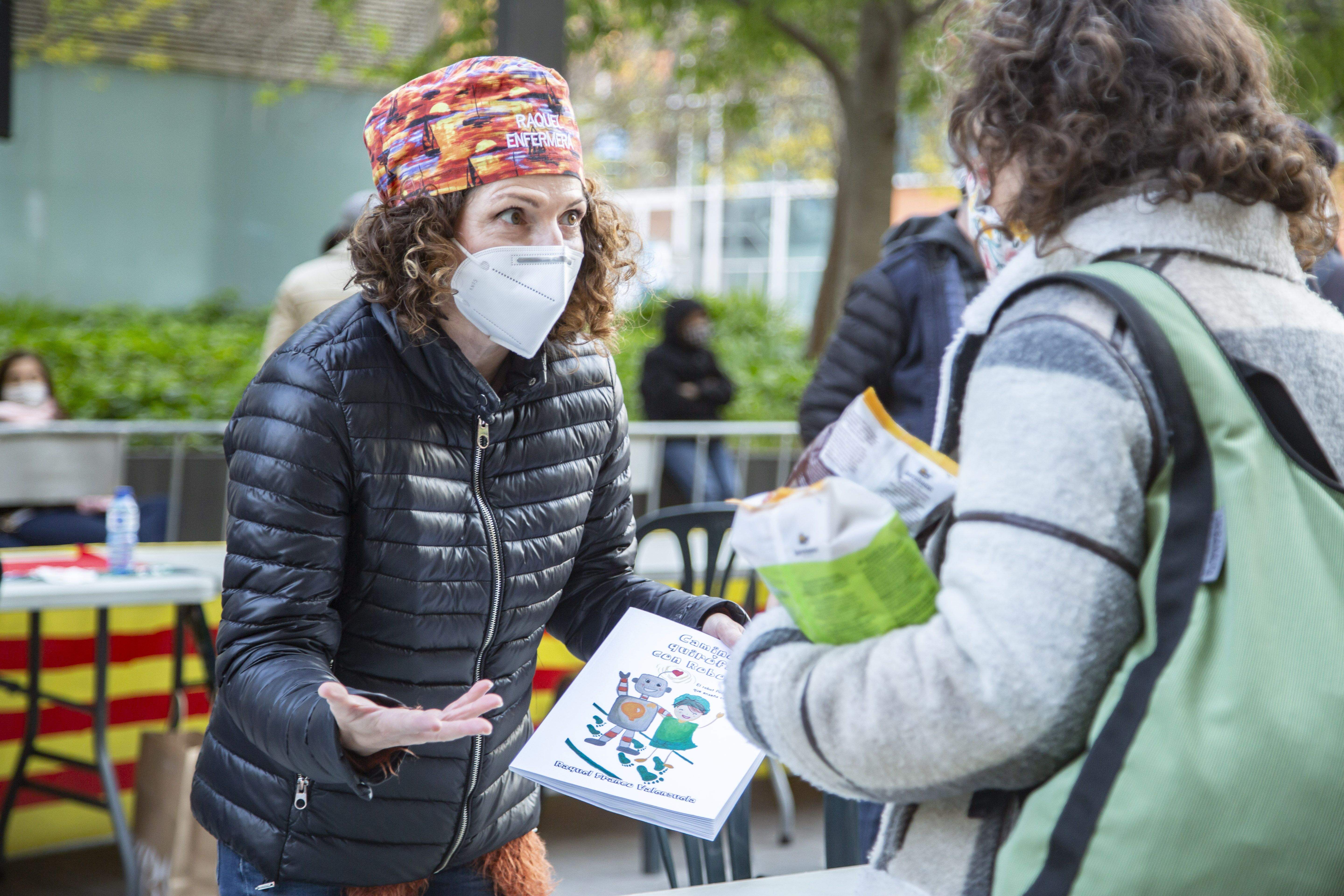 Els autors de la 8a Taula d'Escriptors han signat les seves obres. FOTO: Àngel Bravo