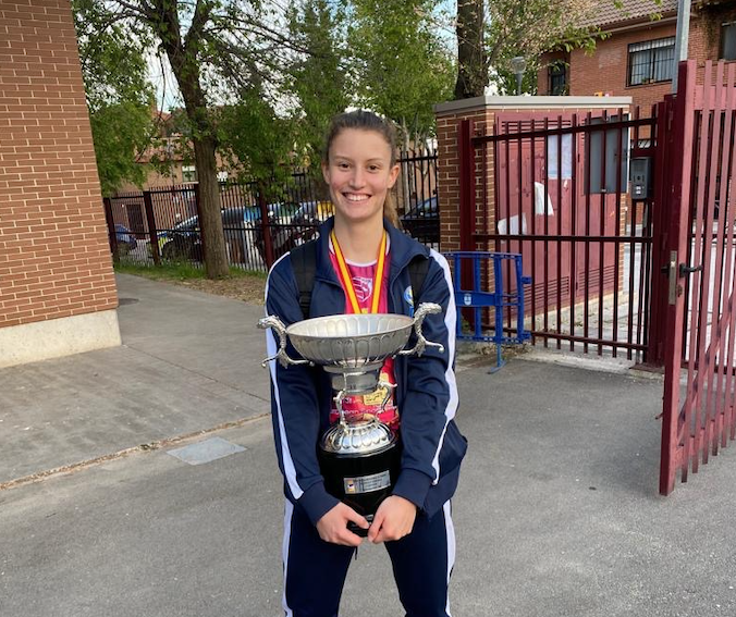 Ariadna Priante, de l'IBSA Club Voleibol CCO 7 Palmas, amb la copa de la Superlliga Iberdrola. FOTO: Cedida