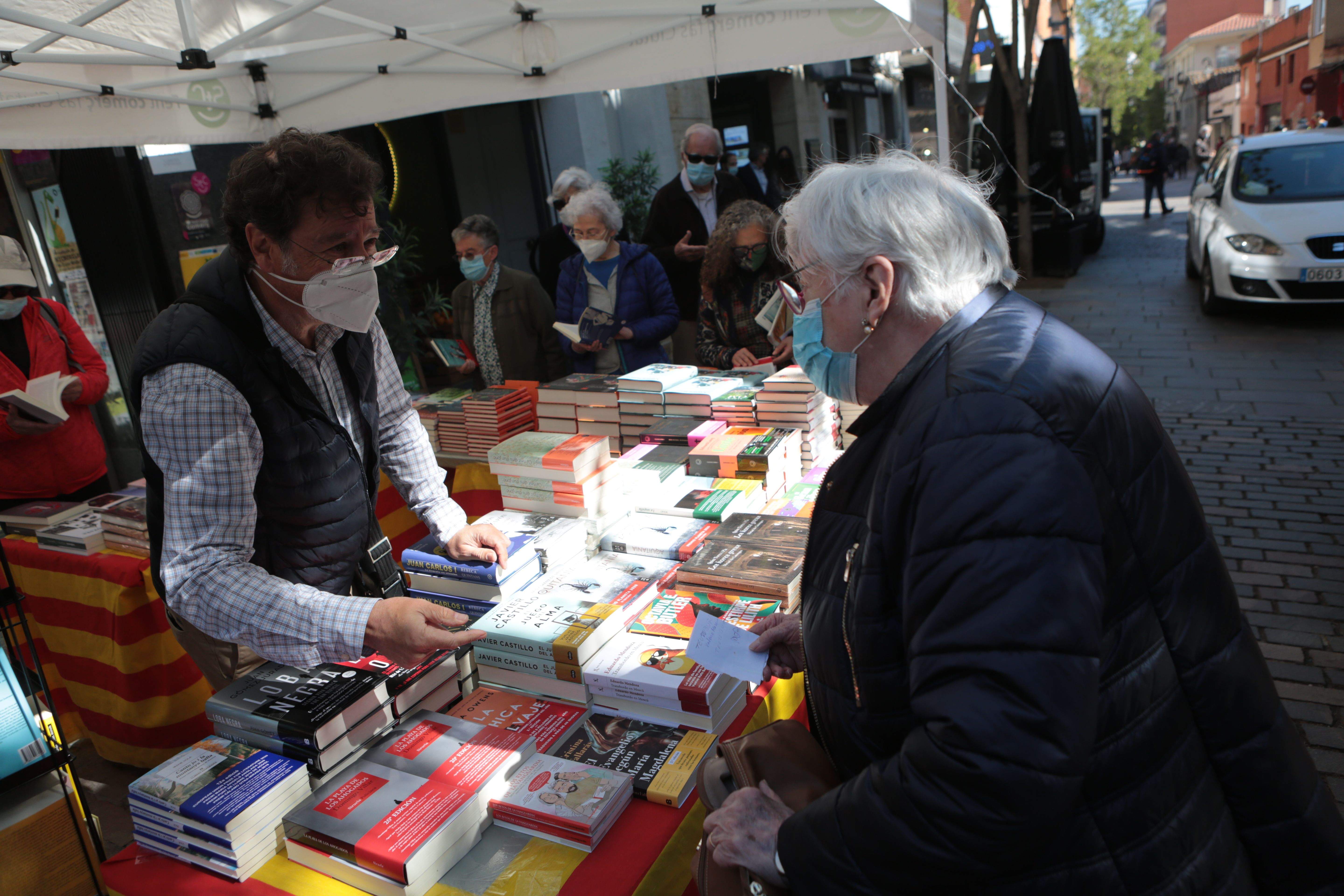 Sant Jordi es viu a Sant Cugat FOTO: Artur Ribera 