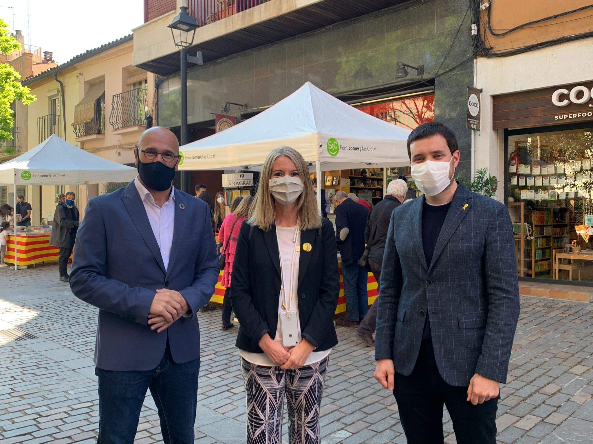 El pres polític santcugatenc Raül Romeva (esquerra), l'alcaldessa de Sant Cugat Mireia Ingla (centre) i el senador santcugatenc Bernat Picornell (dreta). FOTO: Nielo Ballart