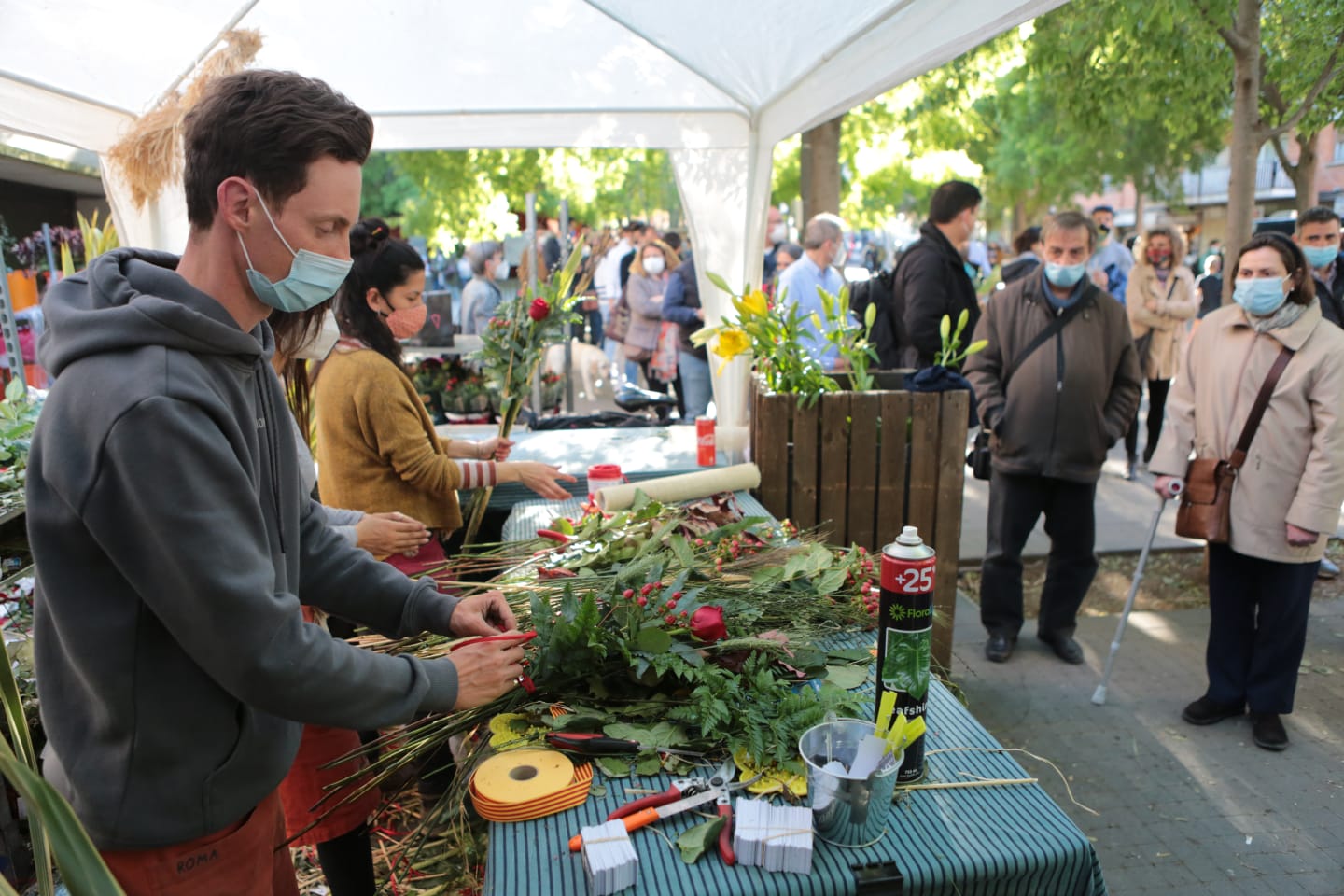 Sant Jordi es viu a Sant Cugat FOTO: Artur Ribera 
