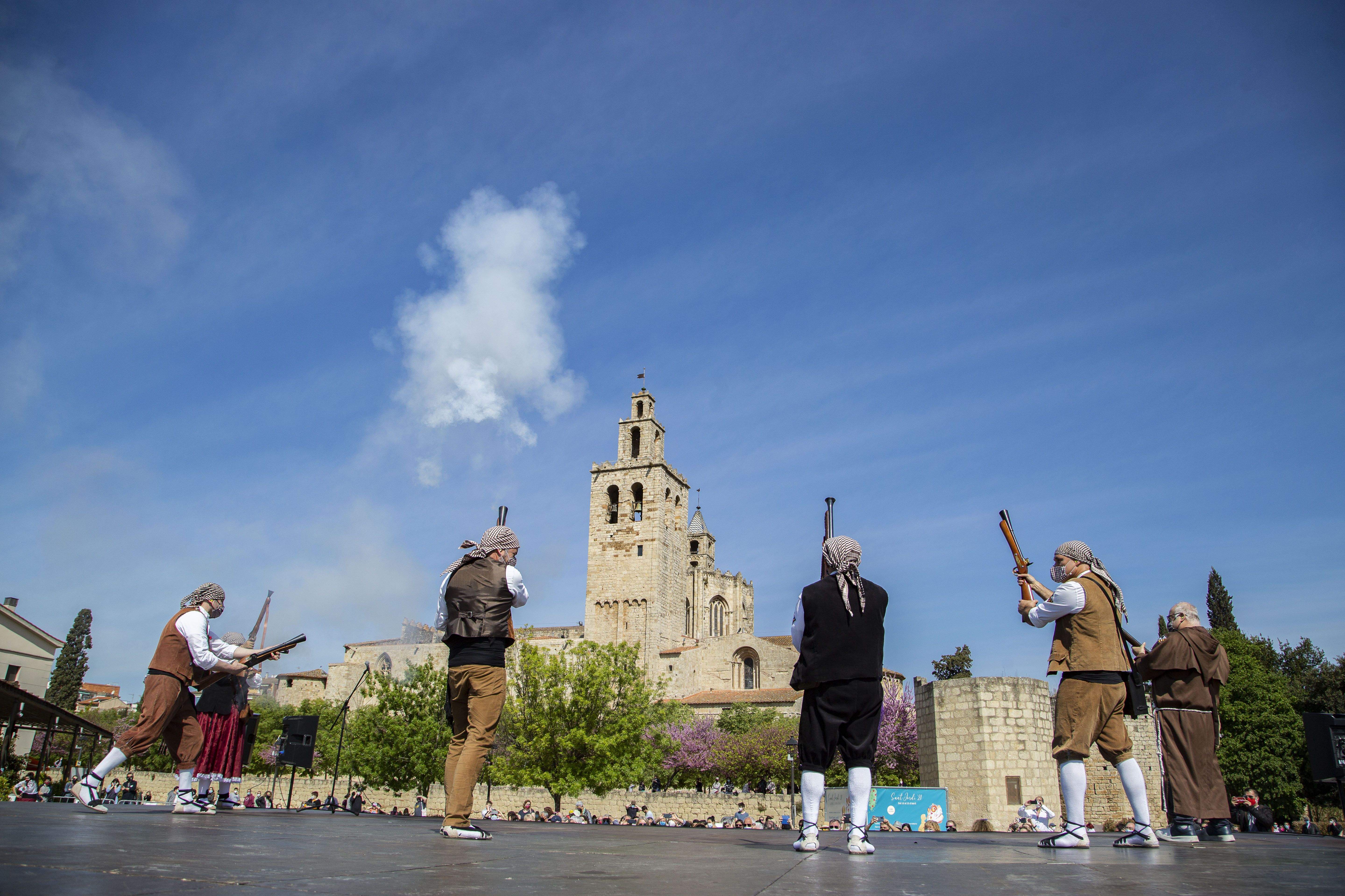 La cultura popular surt al carrer per Sant Jordi. FOTO: Àngel Bravo