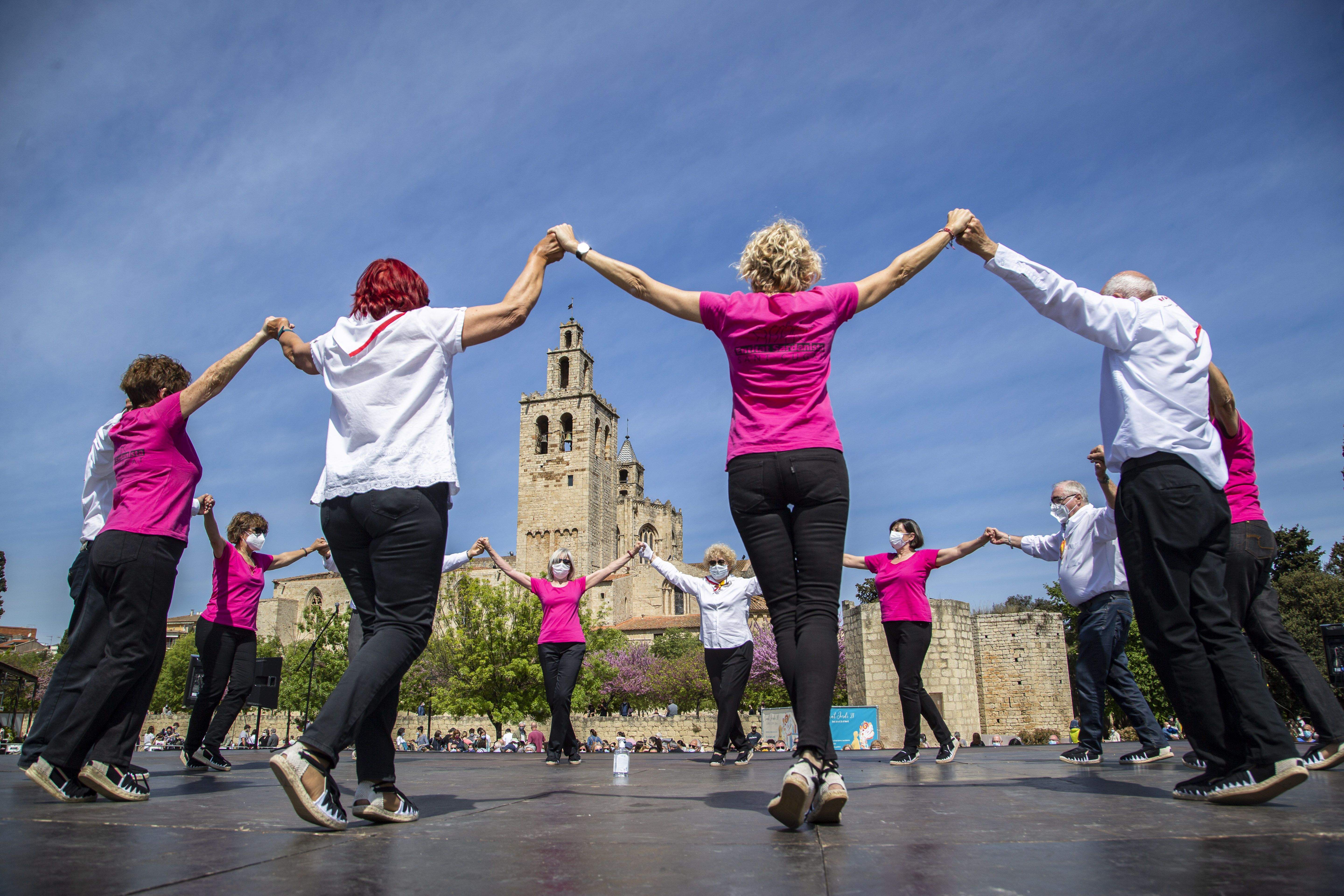 La cultura popular surt al carrer per Sant Jordi. FOTO: Àngel Bravo