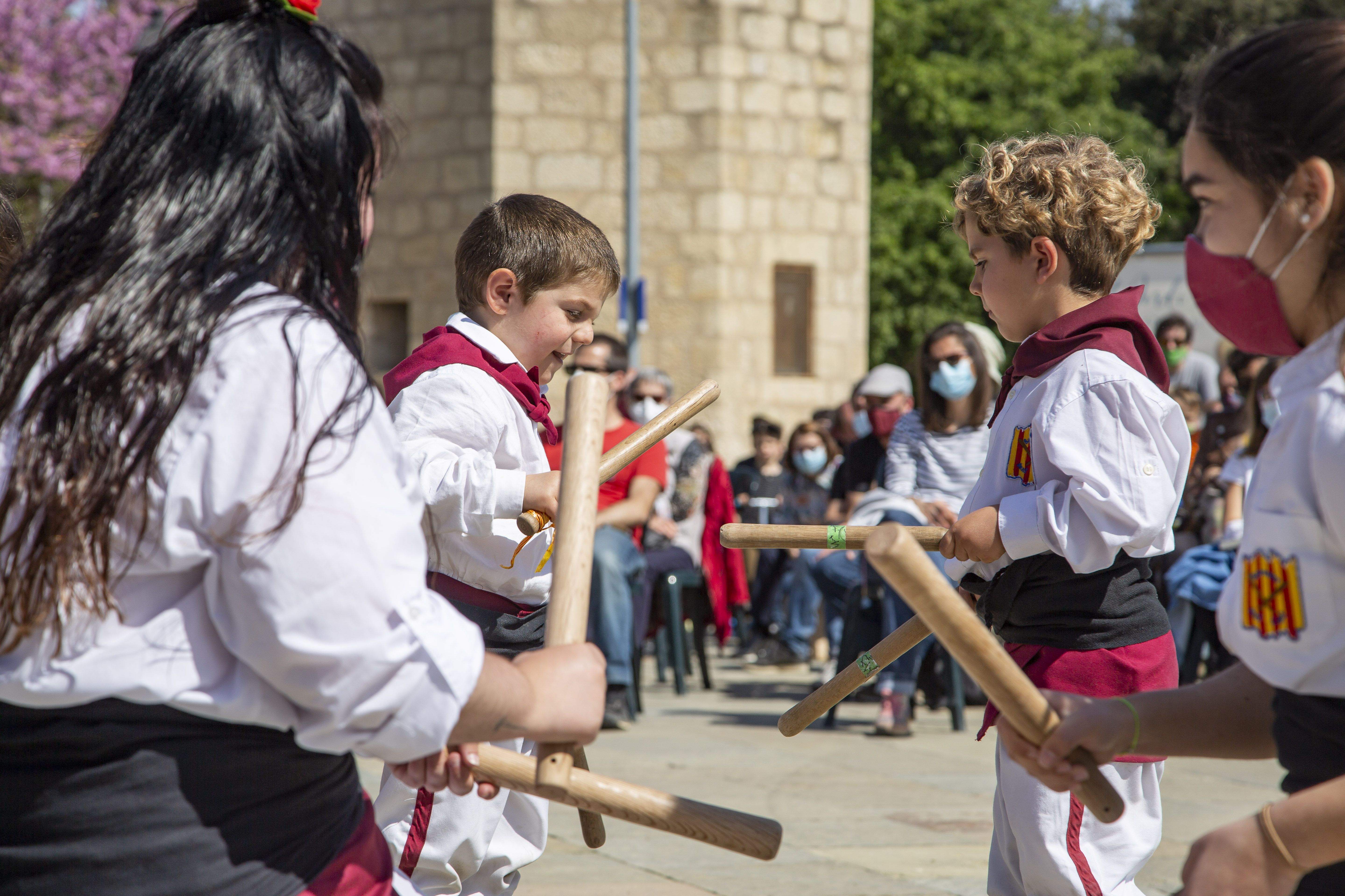 La cultura popular surt al carrer per Sant Jordi. FOTO: Àngel Bravo