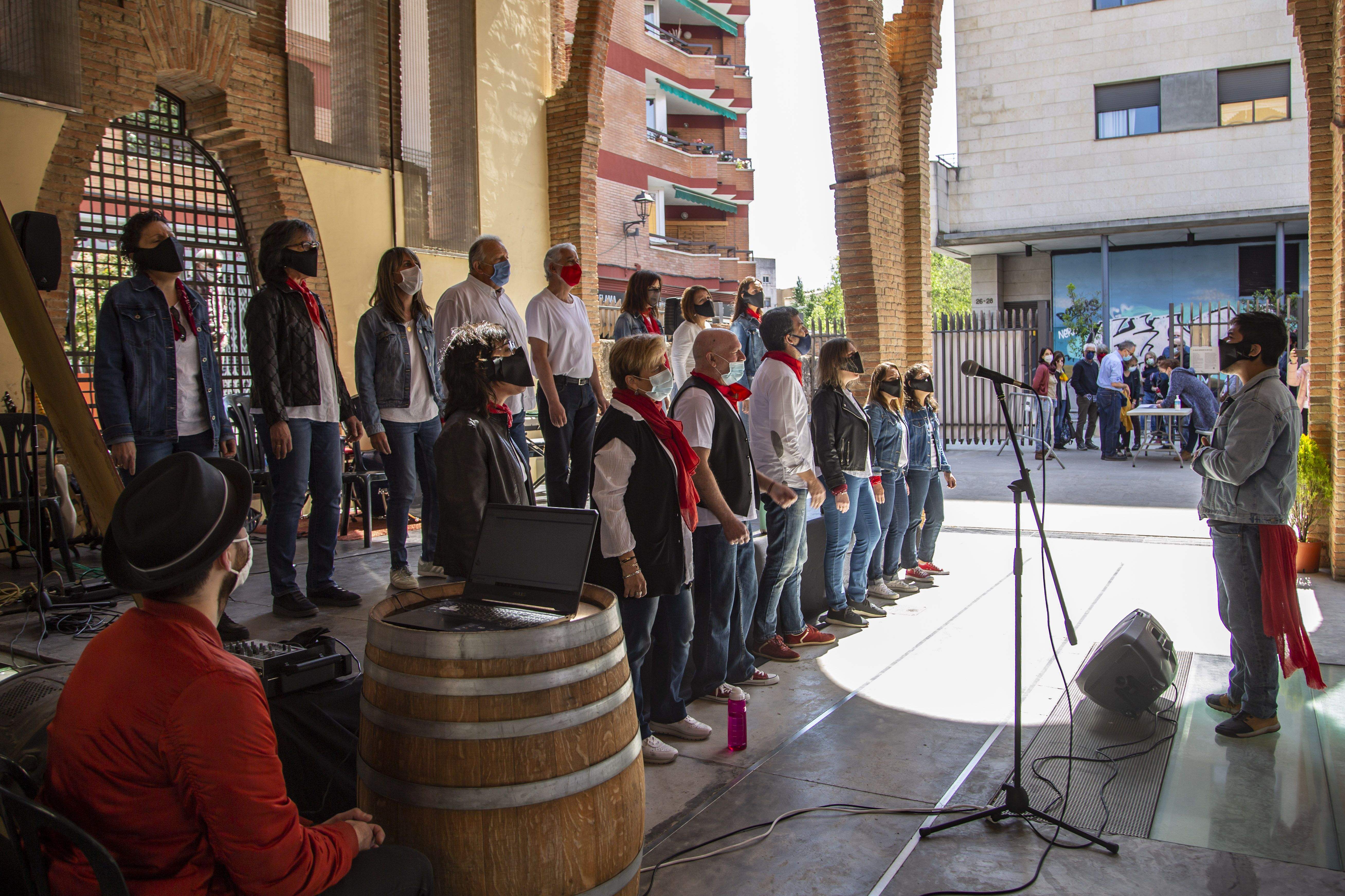 La cultura popular surt al carrer per Sant Jordi. FOTO: Àngel Bravo