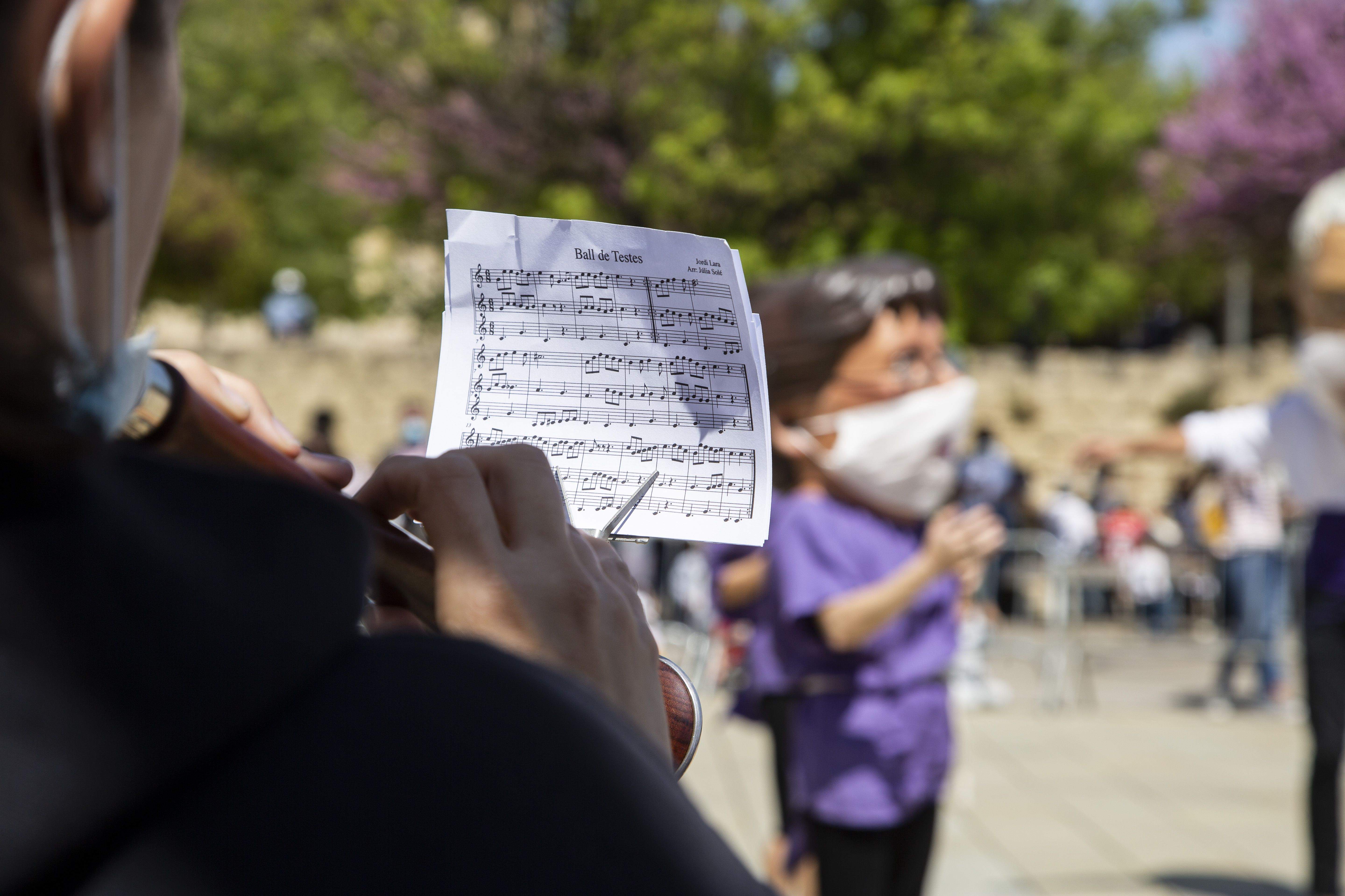 La cultura popular surt al carrer per Sant Jordi. FOTO: Àngel Bravo