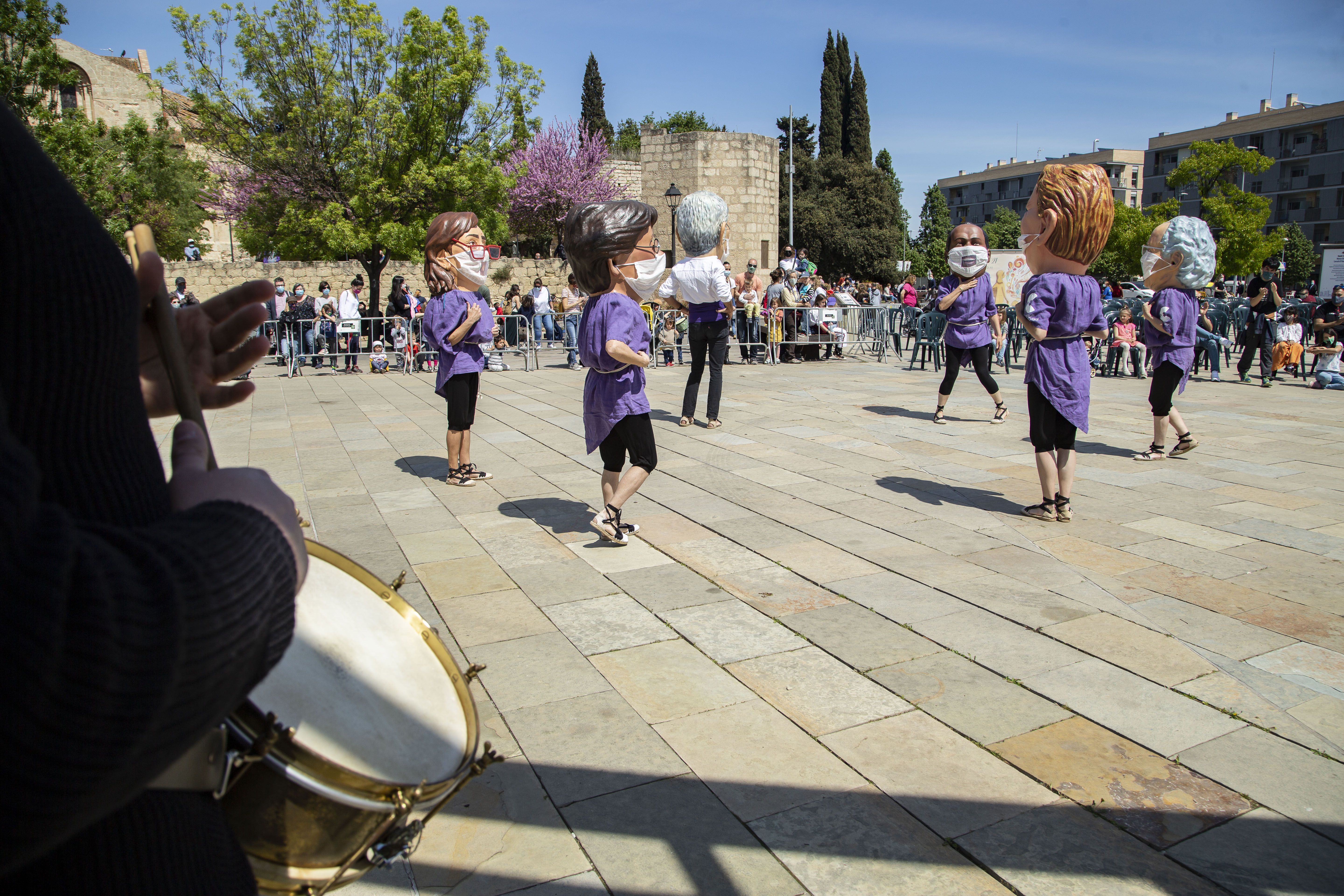 La cultura popular surt al carrer per Sant Jordi. FOTO: Àngel Bravo