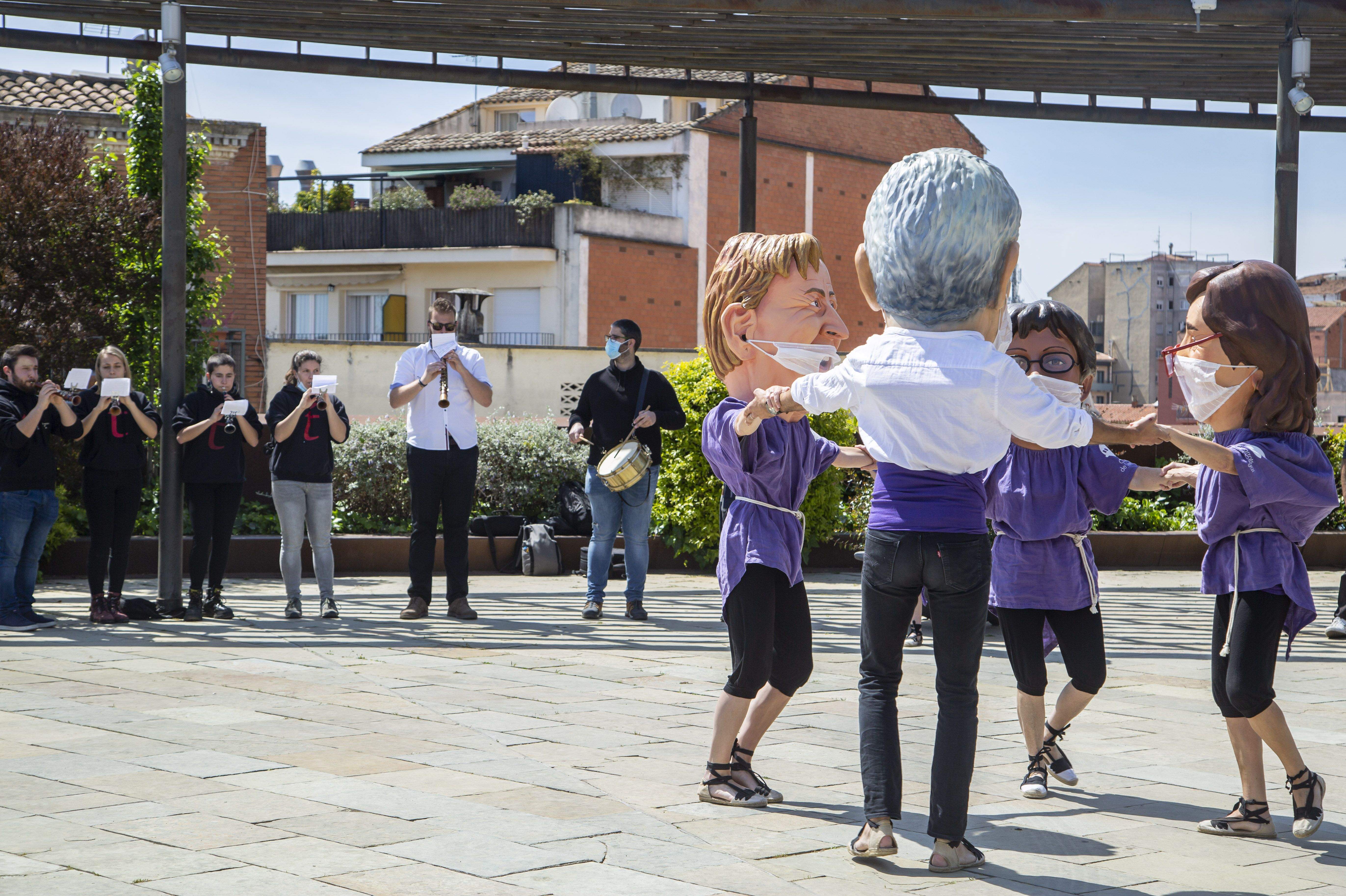 La cultura popular surt al carrer per Sant Jordi. FOTO: Àngel Bravo