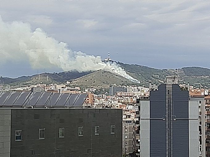El foc de Collserola vist des de Barcelona FOTO: Javier Garcia @jgfalaguera El foc de Collserola vist des de Barcelona FOTO: Javier Garcia @jgfalaguera
