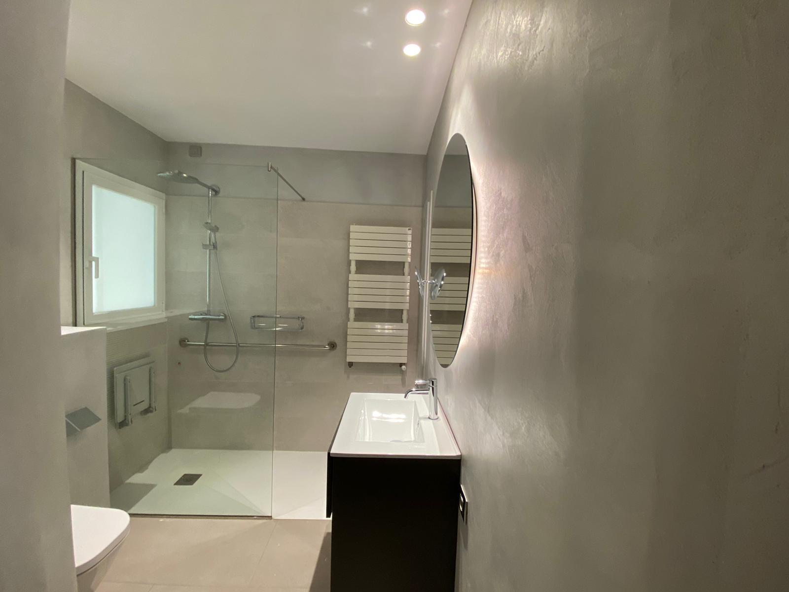 Una de les cambres de bany fetes amb material de Catalonia Ceramica FOTO: Cedida