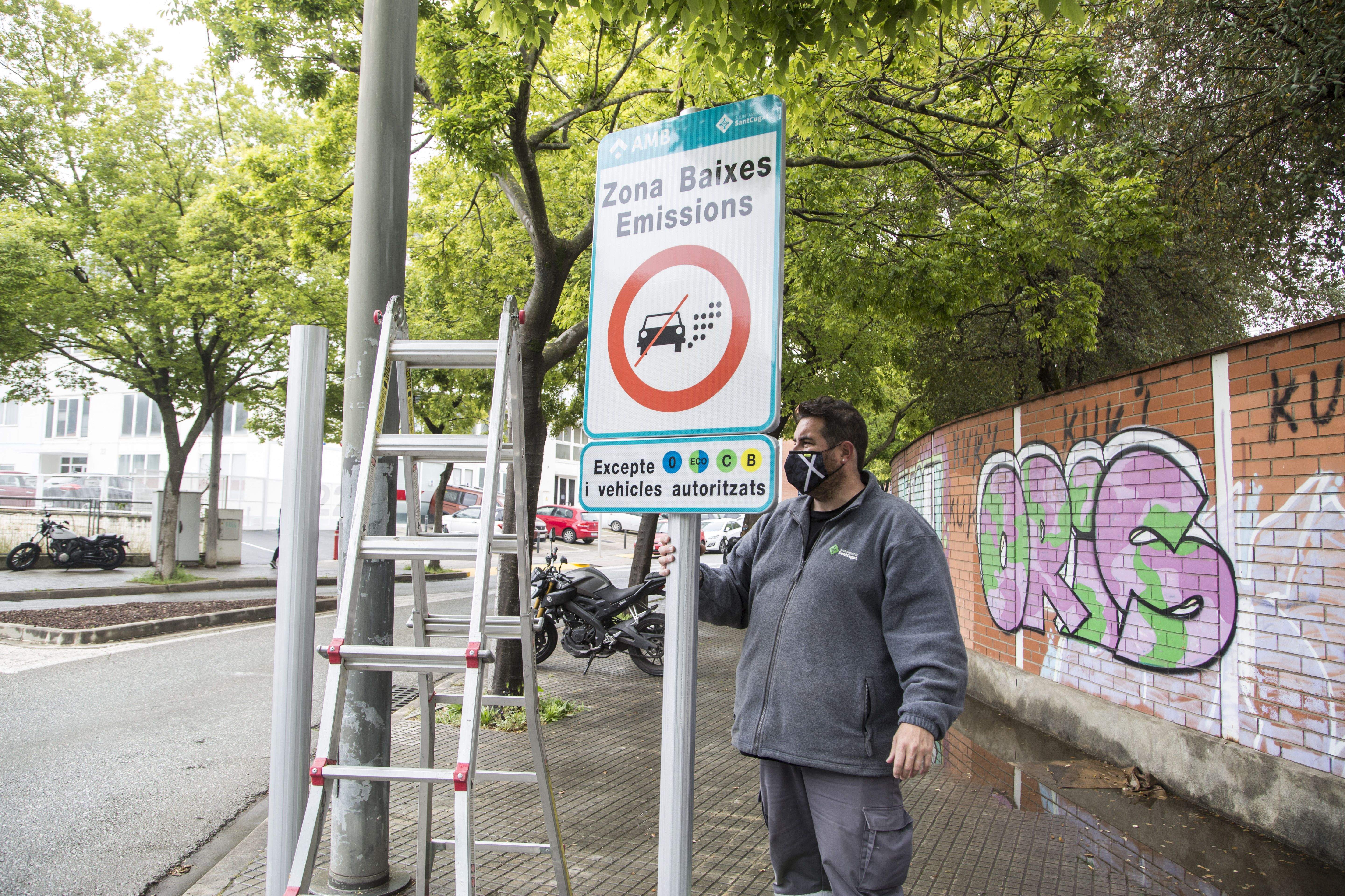 Instal·lació dels cartells de la Zona de Baixes Emissions FOTO: Àngel Bravo