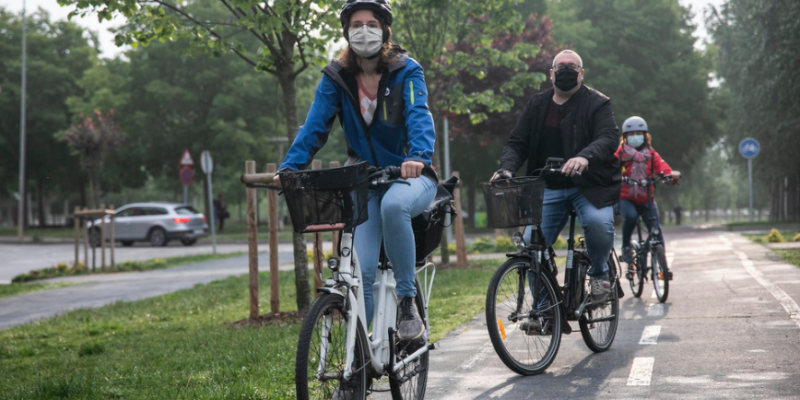 Alba Gordó i Jose Gallardo han participat en la 3a prova pilot del Bicibús. FOTO: Lali Puig (Ajuntament)