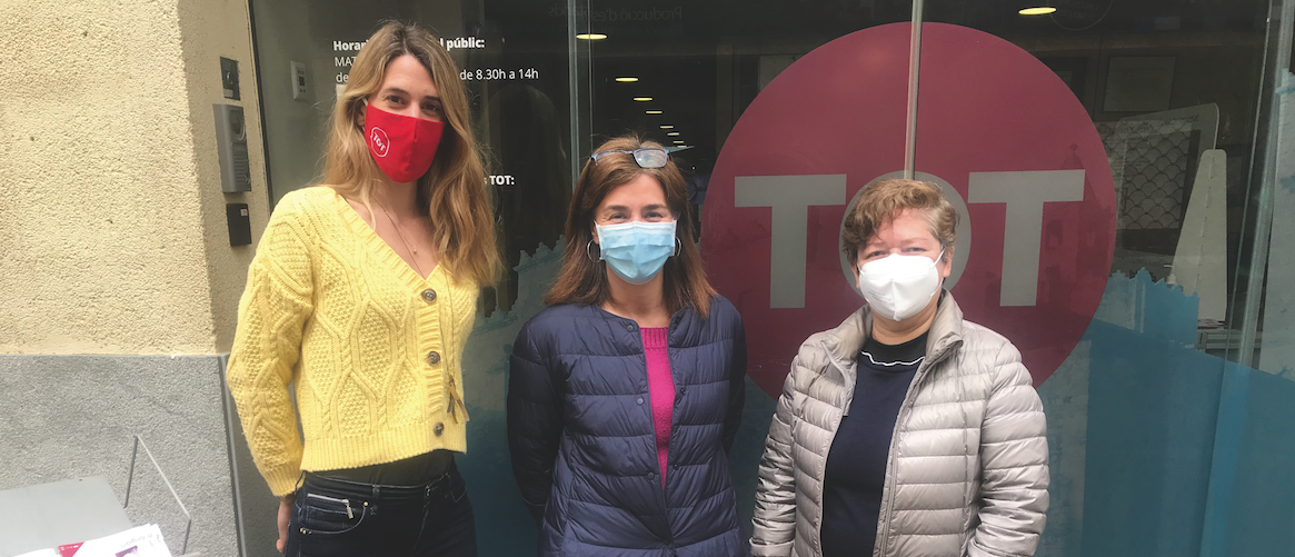 D'esquerra a dreta, Laura Grau, del TOT Sant Cugat, amb Maria Cristina Monteagudo i Lourdes Abril, del Taller Jeroni de Moragas, en la signatura del conveni de col·laboració. FOTO: TOT Sant Cugat