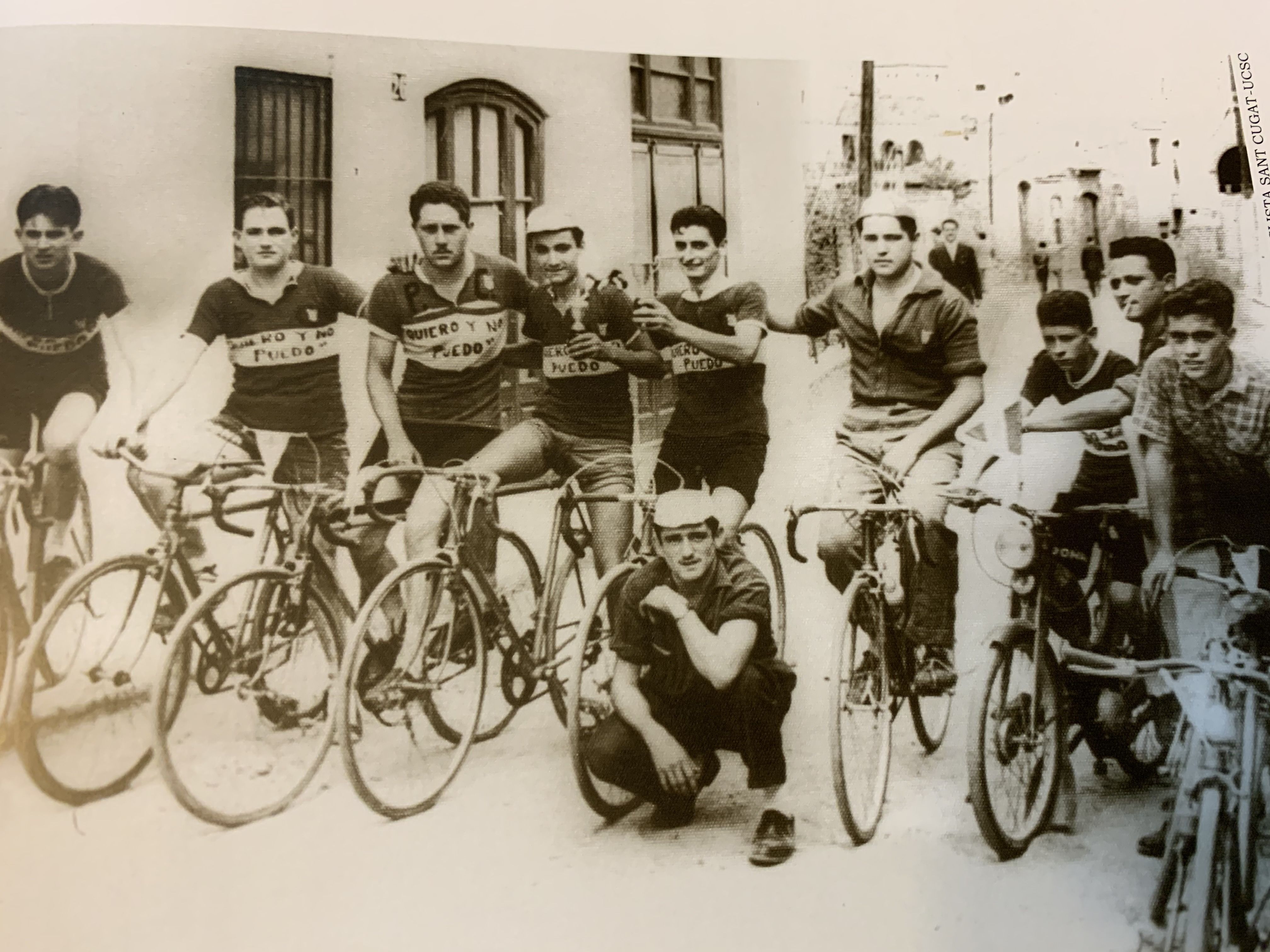 Francesc Llamas, ajupit, amb la penya 'Quiero y no puedo', penya fundadora de la Unió Ciclista Sant Cugat. FOTO: Cedida