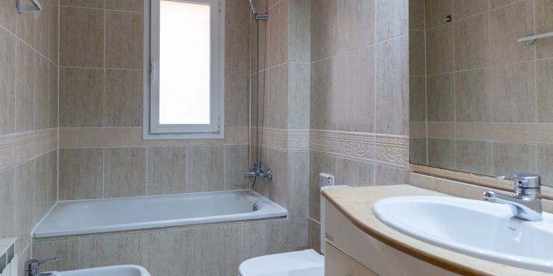 Un dels banys del pis de Coll Favà d'ORGAN. FOTO: Cedida