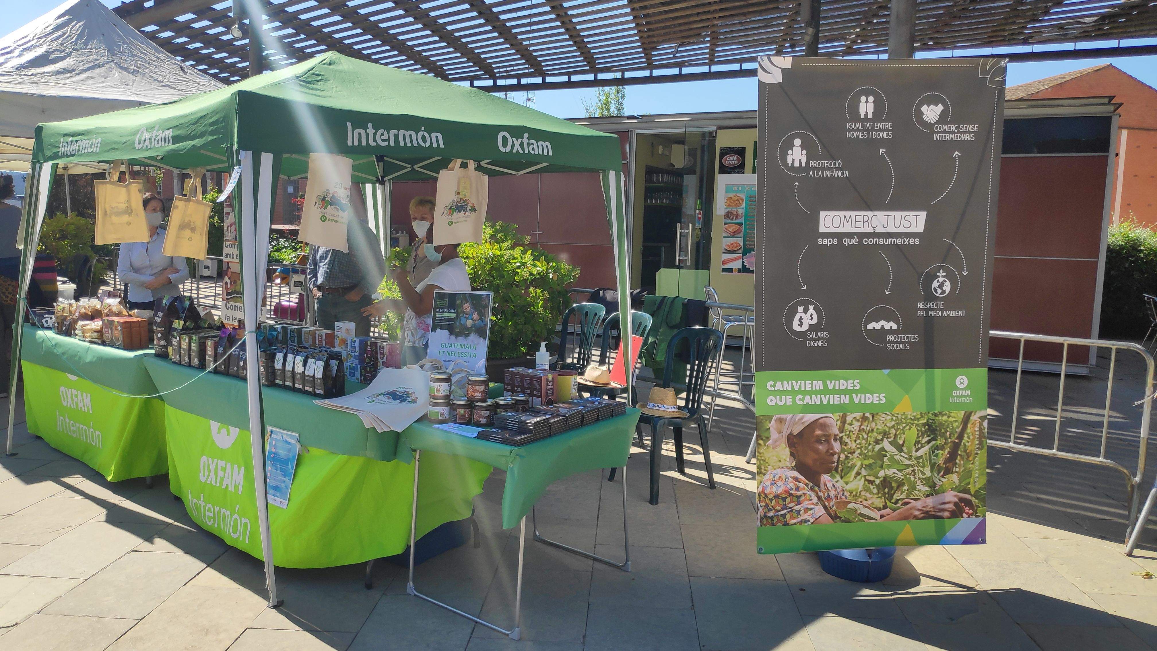 Parada informativa d'Intermón Oxfam. FOTO: Amit Gayà.
